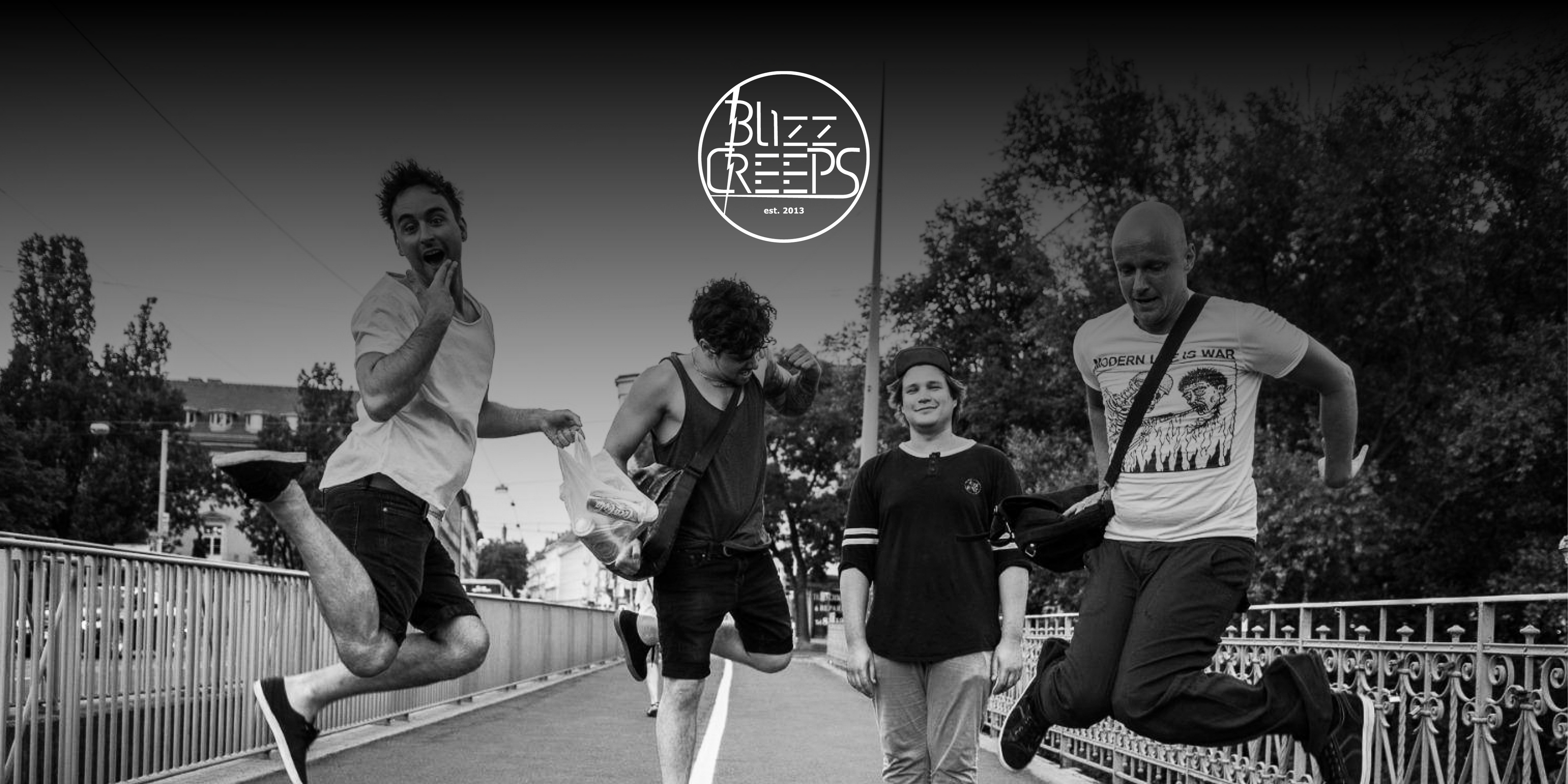 Die Band "Blizzcreeps". Vier Personen auf einer Straße springen in die Luft. Oben in der Mitte das Logo der Band.