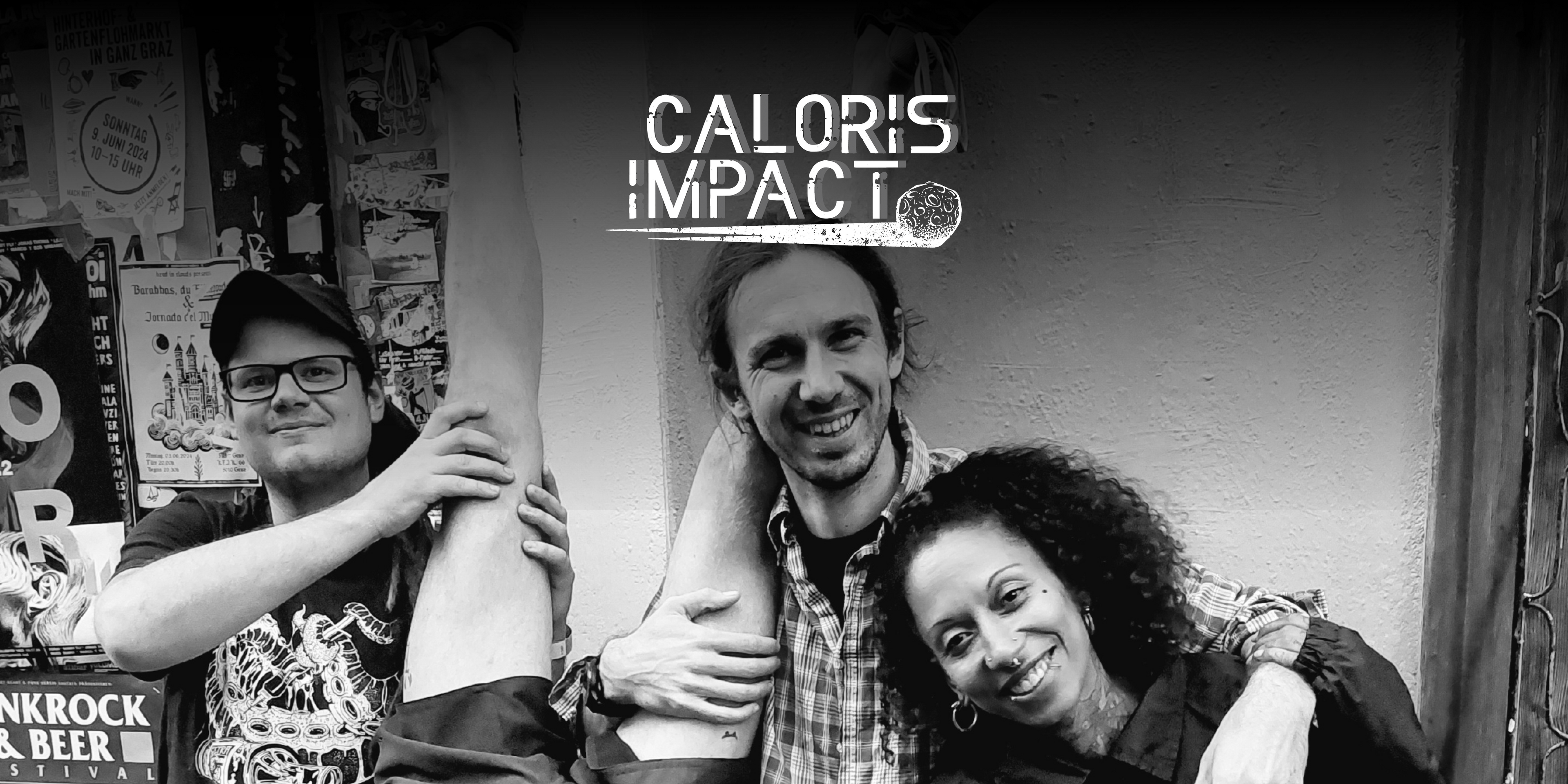 Die Band "Caloris Impact". Vier Personen, drei lachen in die Kamera, eine Person macht einen Handstand, man sieht nur die Beine. Oben in der Mitte das Logo der Band.