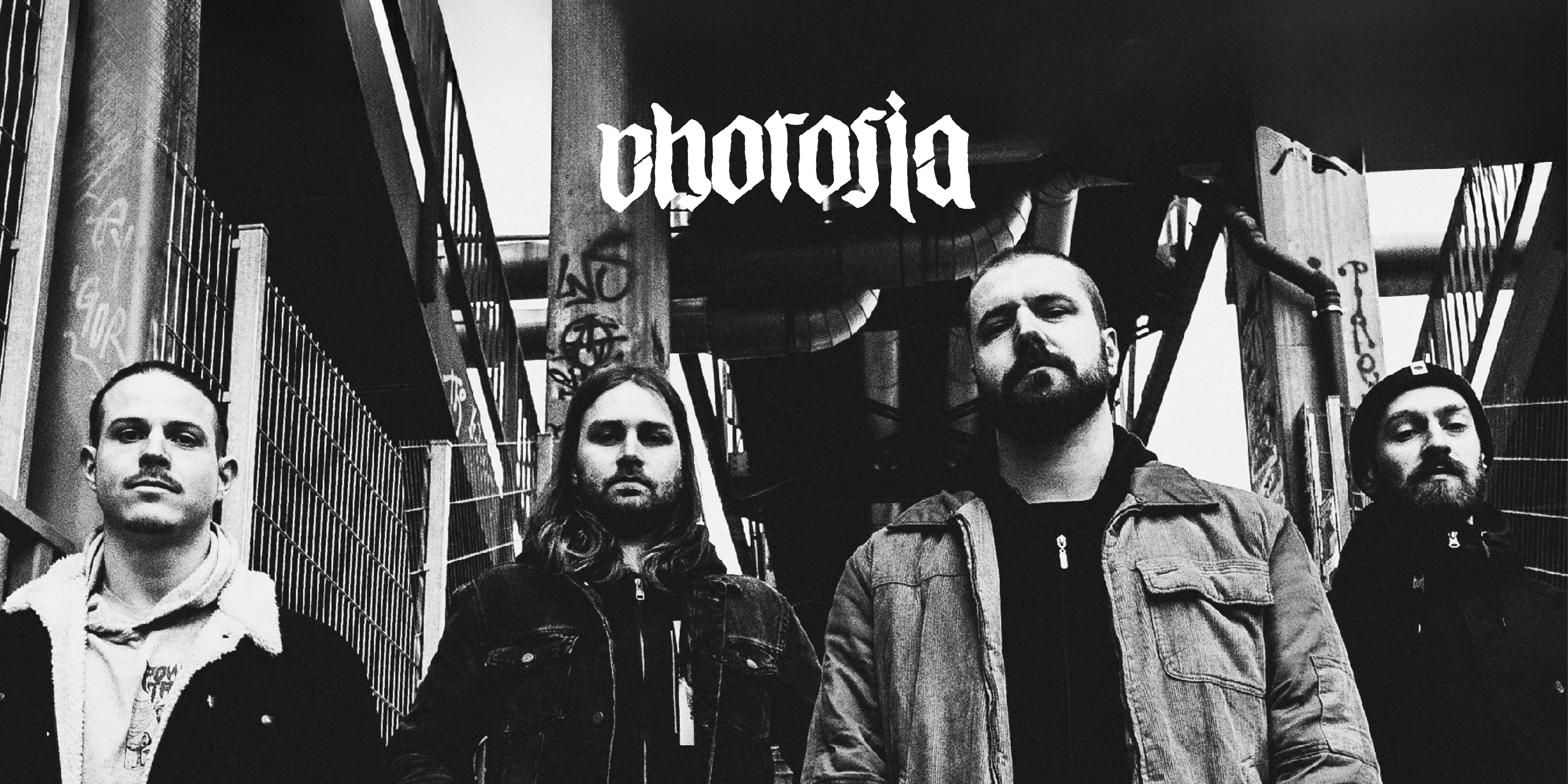 Die Band "Chorosia". Vier Personen blicken in die Kamera. Oben in der Mitte das Logo der Band.
