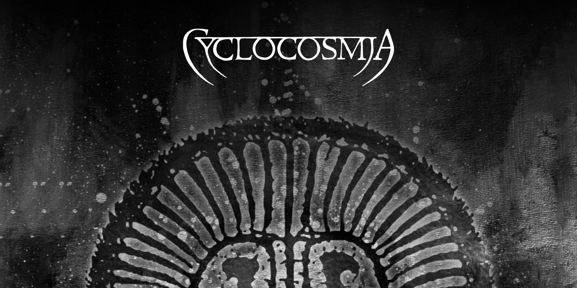 Dunkler Hintergrund mit einer an ein Fossil erinnernden, runden Form in der unteren Hälfte. Oben mittig das Logo von Cyclocosmia.
