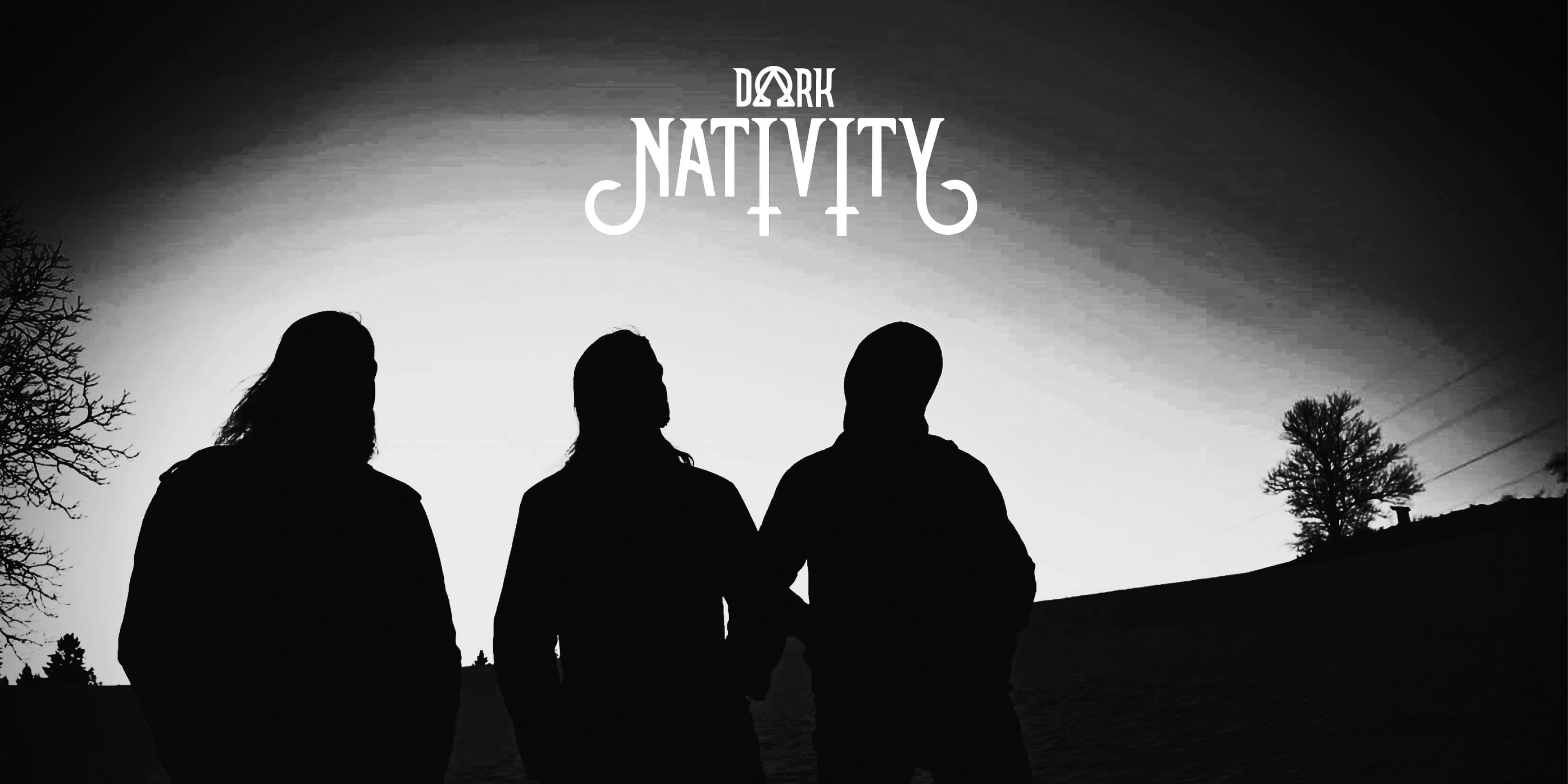 Die Band "Dark Nativity". Drei Personen stehen silhouettenartig auf einer Wiese. Oben in der Mitte das Logo der Band.