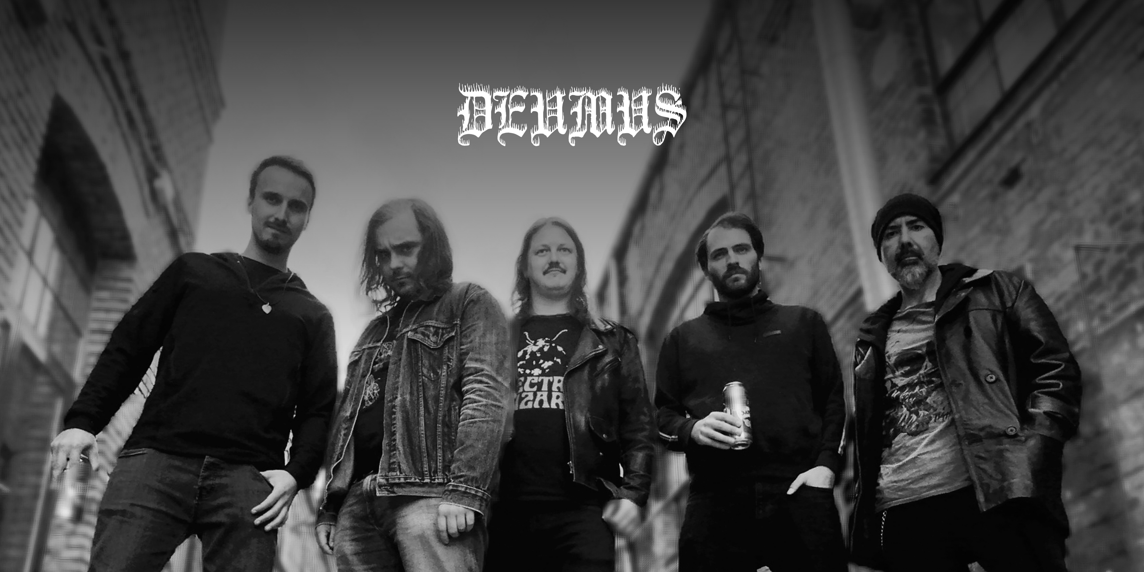 Die Band "Deumus". Fünf Personen stehen auf der Straße, blicken in die Kamera. Oben in der Mitte das Logo der Band.