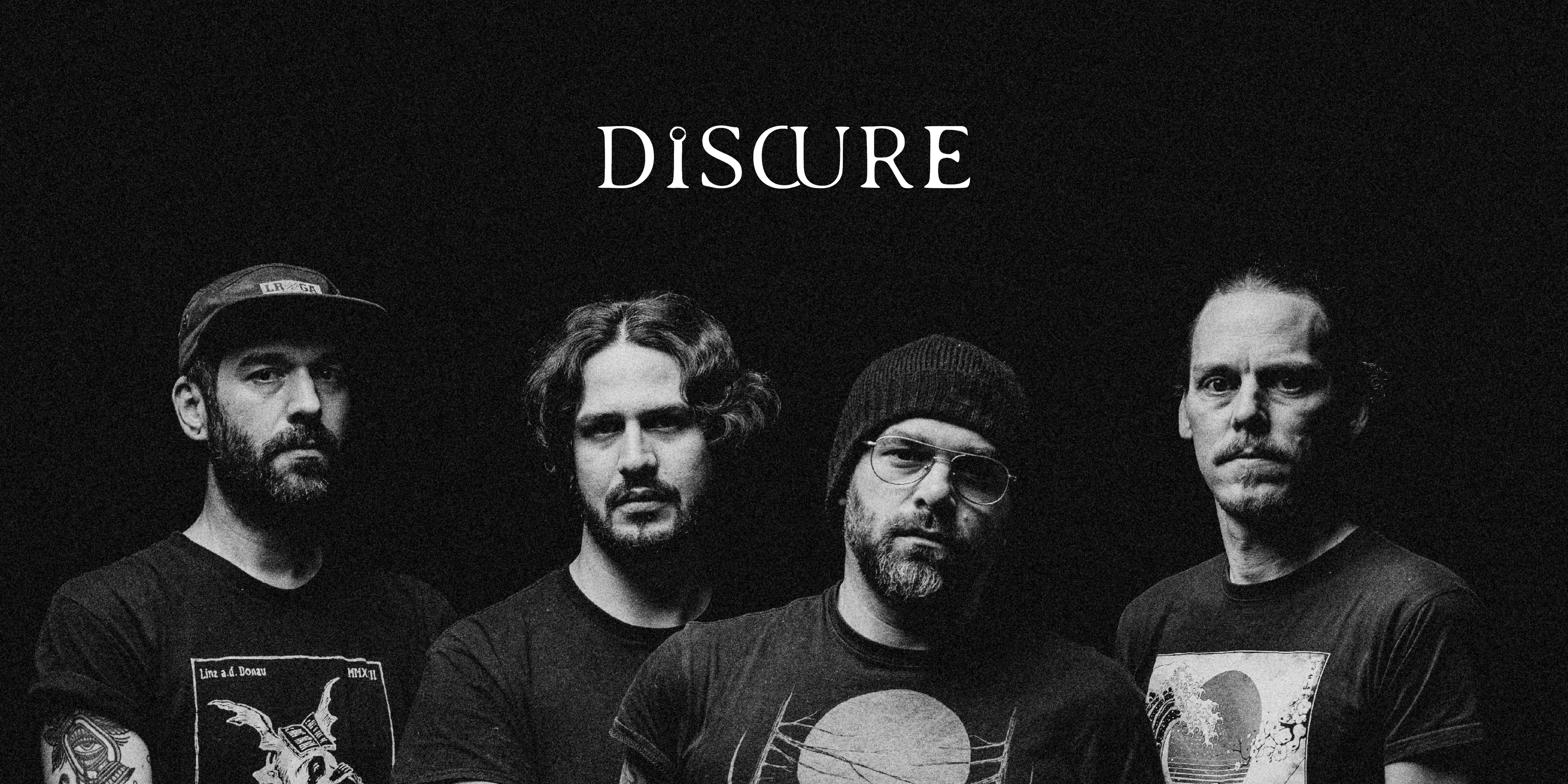 Die Band "Discure". Vier Personen blicken in die Kamera. Oben in der Mitte das Logo der Band.