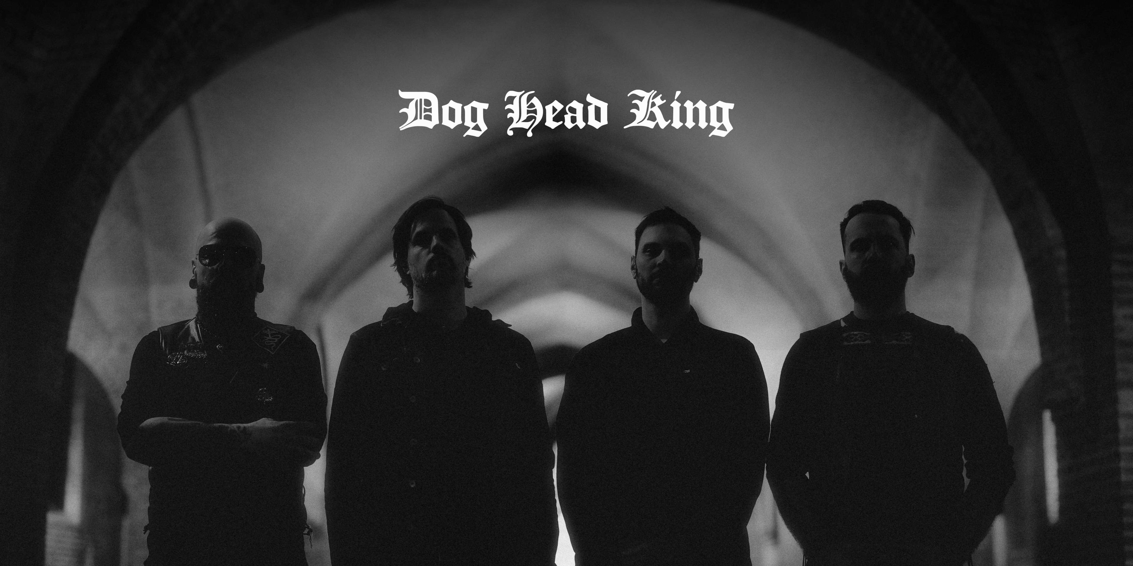 Die Band "Dog Head King". Vier Personen stehen in einem Gewölbe, blicken in die Kamera. Oben in der Mitte das Logo der Band.