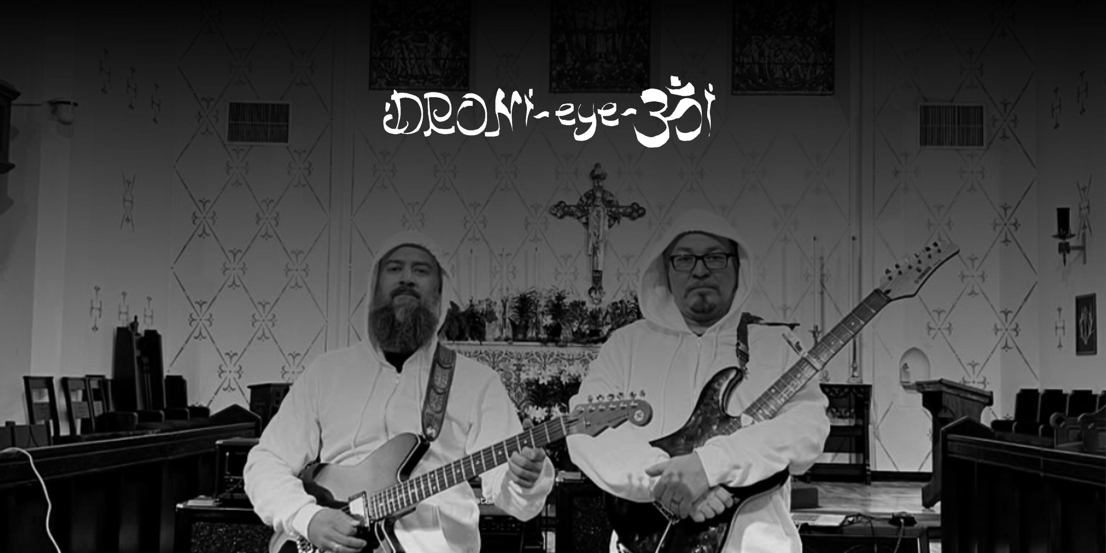 Die beiden Mitglieder der Band "Droni Eye Omi", darüber das Logo der Band