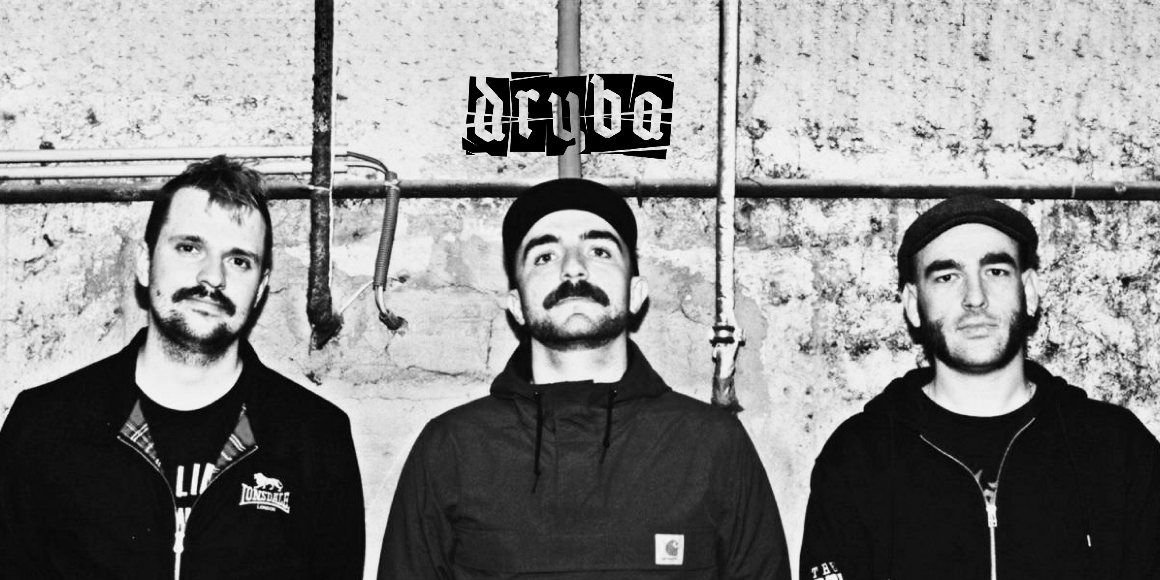 Die Band "Dryba". Drei Personen blicken in die Kamera. Oben in der Mitte das Logo der Band.