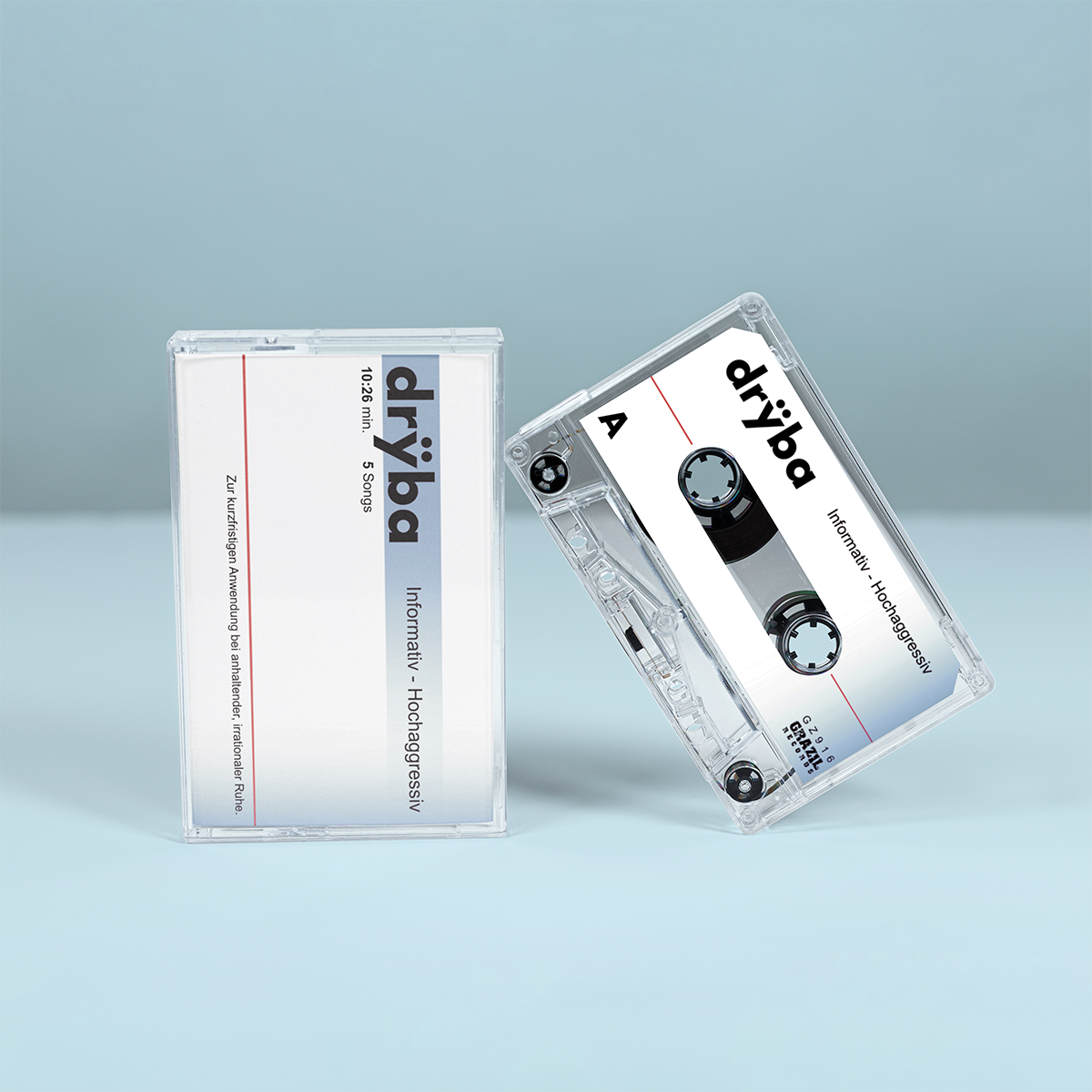 "Informativ - Hochaggressiv" von "Dryba" auf Tape. weißes Cover im Medikamentenschachtel-Look, transparentes Tape mit weißem Etikett.