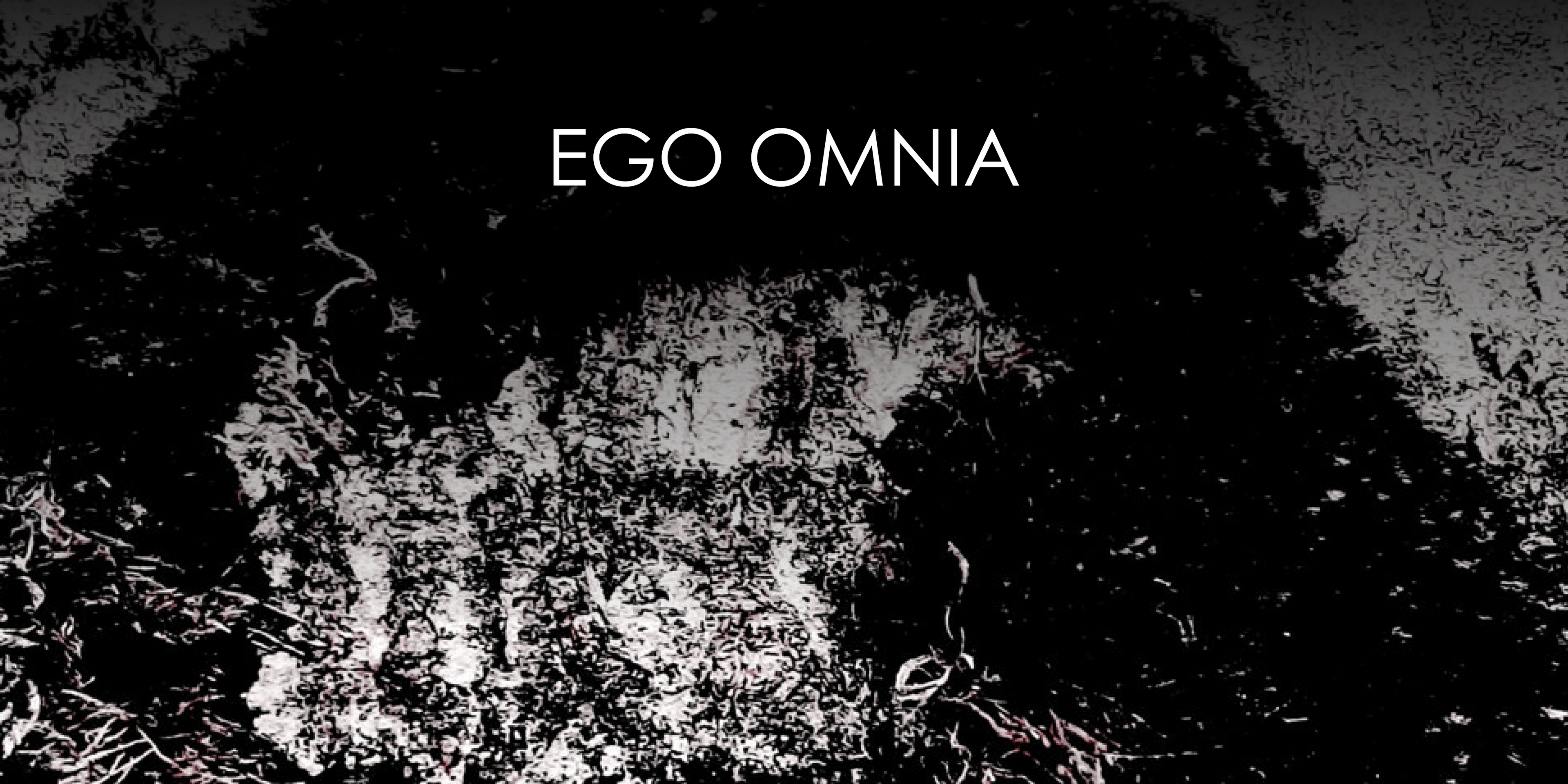 Schwarz-weißes Muster, oben in der Mitte das Logo der Band "Ego Omnia".