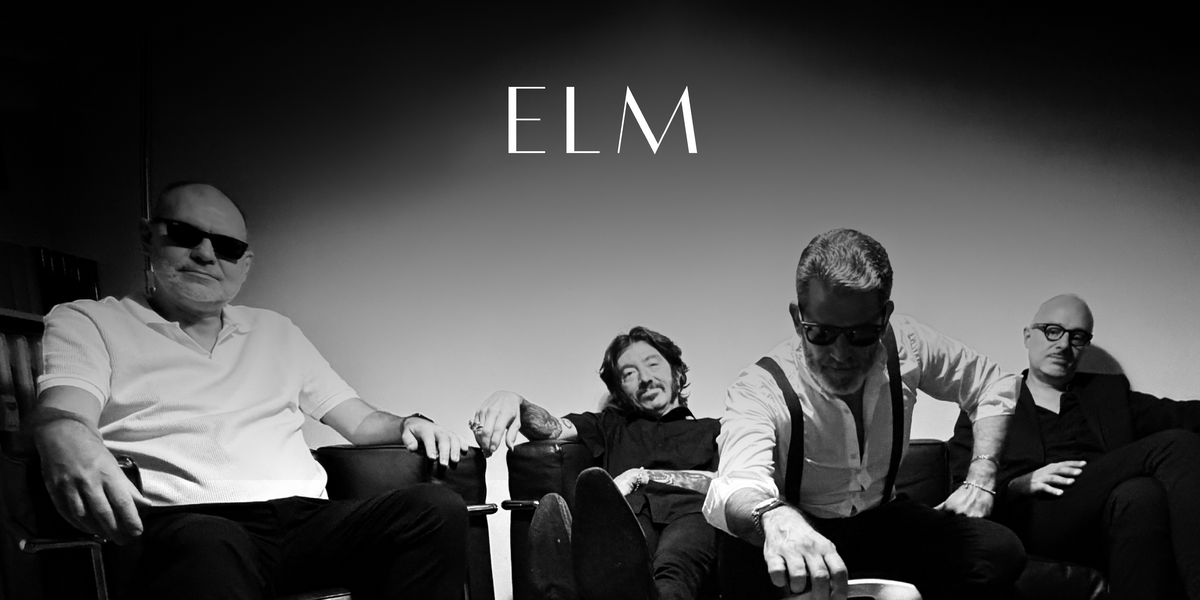Die Band "ELM". Vier Männer sitzen auf einem Sofa, einer greift zu einem Telefon am Tisch vor sich. Darüber das Logo der Band.