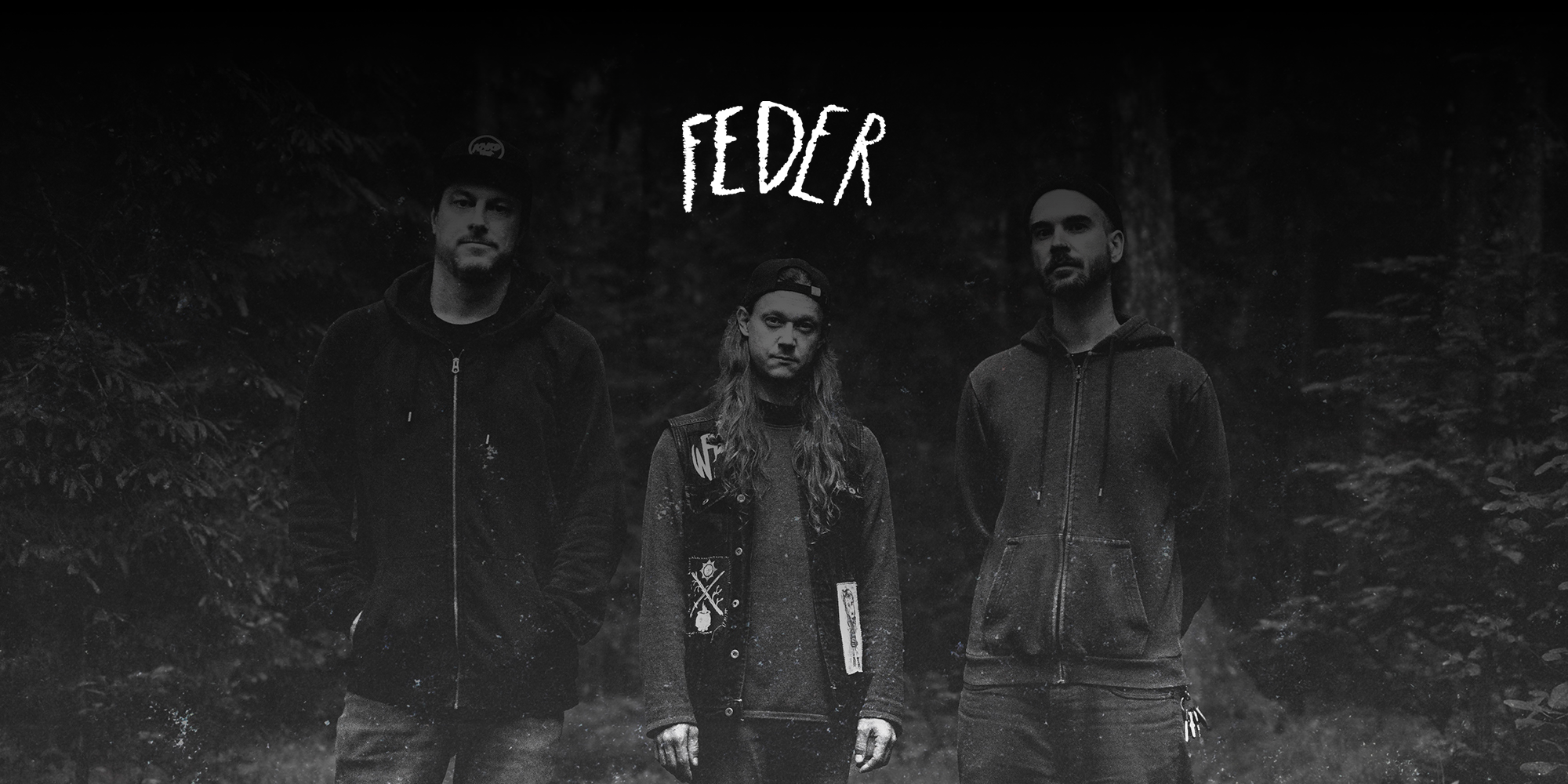 Die Band "Feder". Drei Personen im Wald, blicken in die Kamera. Oben in der Mitte das Logo der Band.