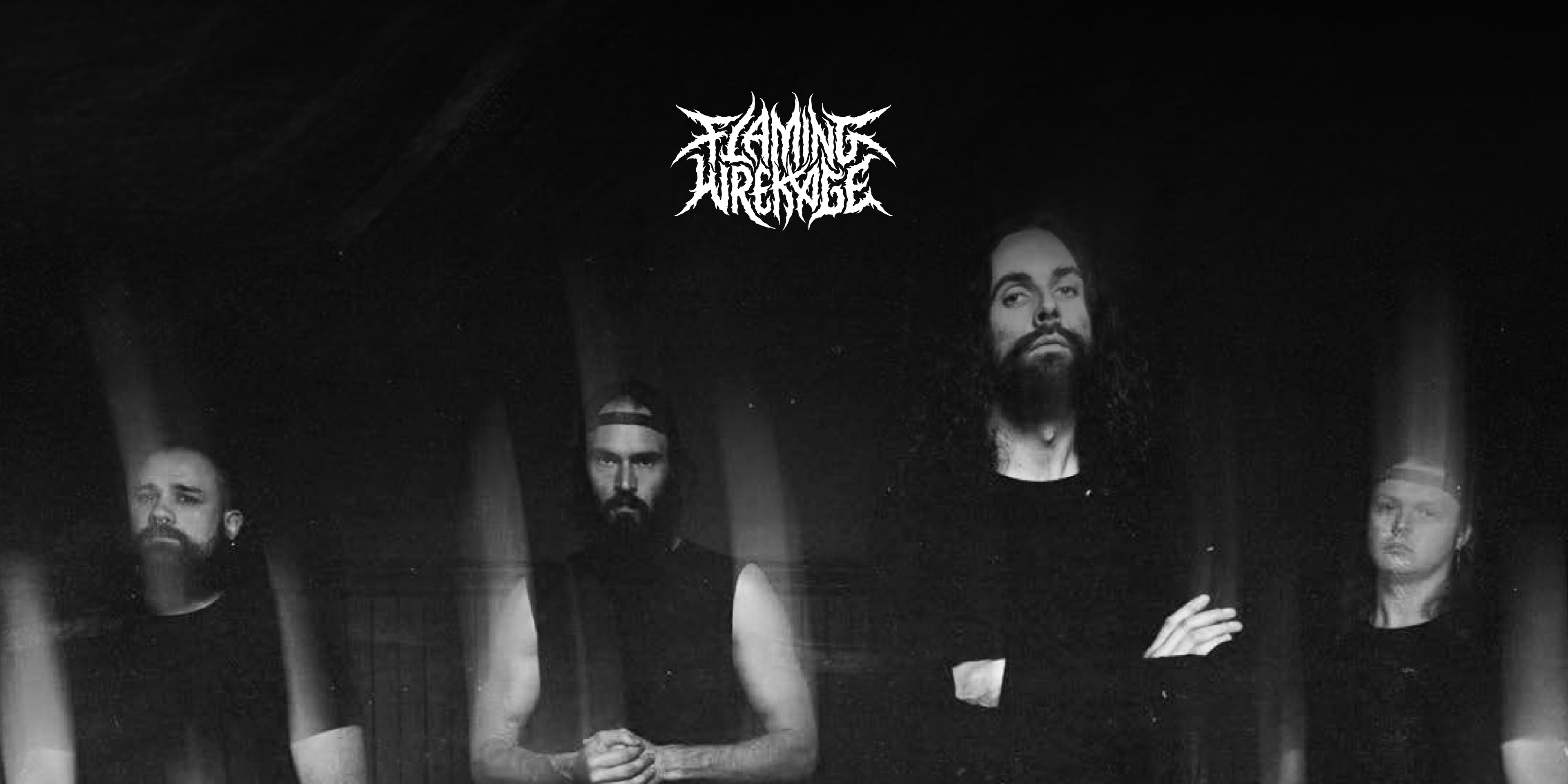 Die Band "Flaming Wrekage" Vier Personen blicken in die Kamera. Oben in der Mitte das Logo der Band.