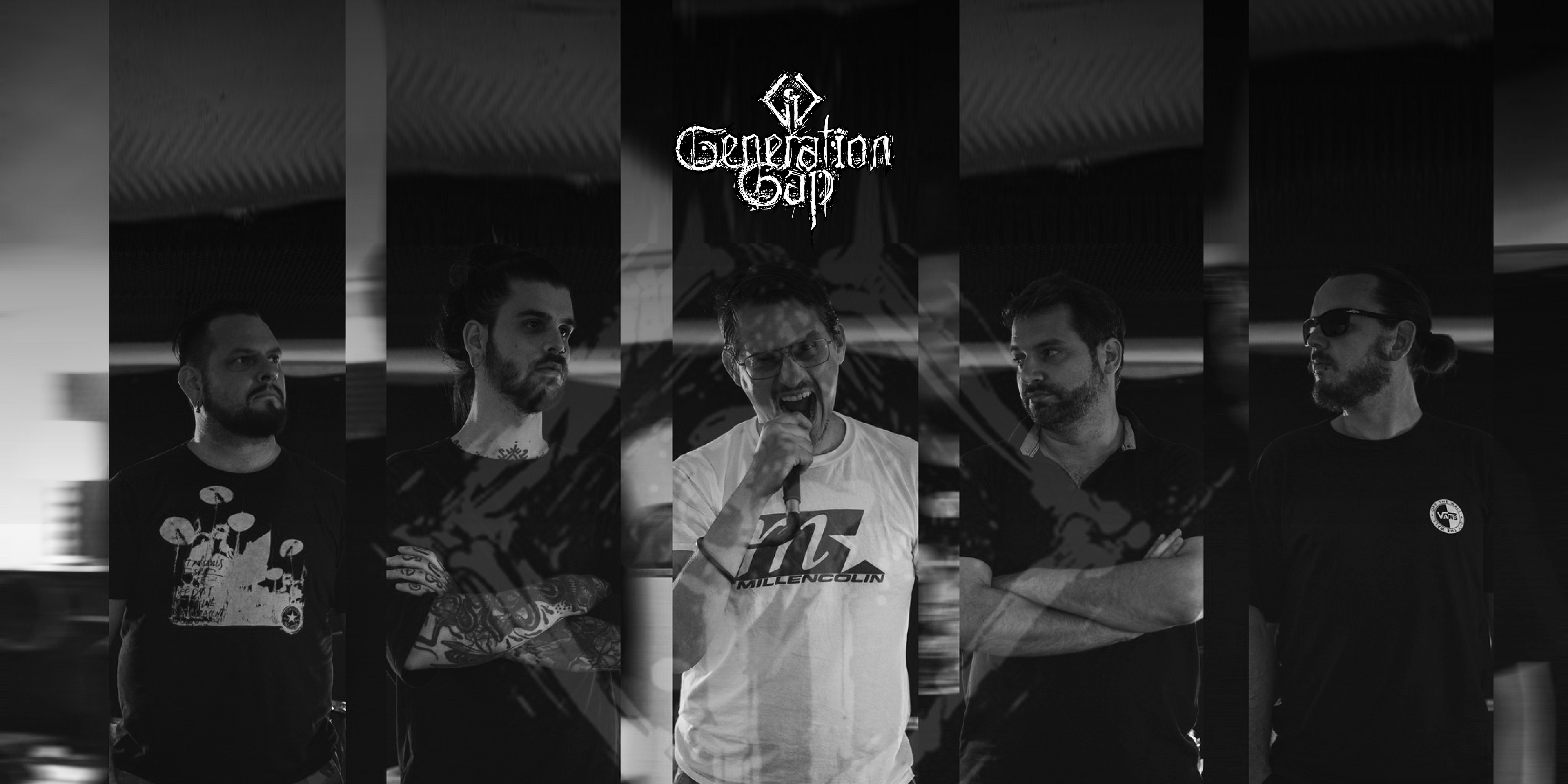Die Band "Generation Gap". Fünf Personen nebeneinander, die äußeren schauen die Person in der Mitte an.