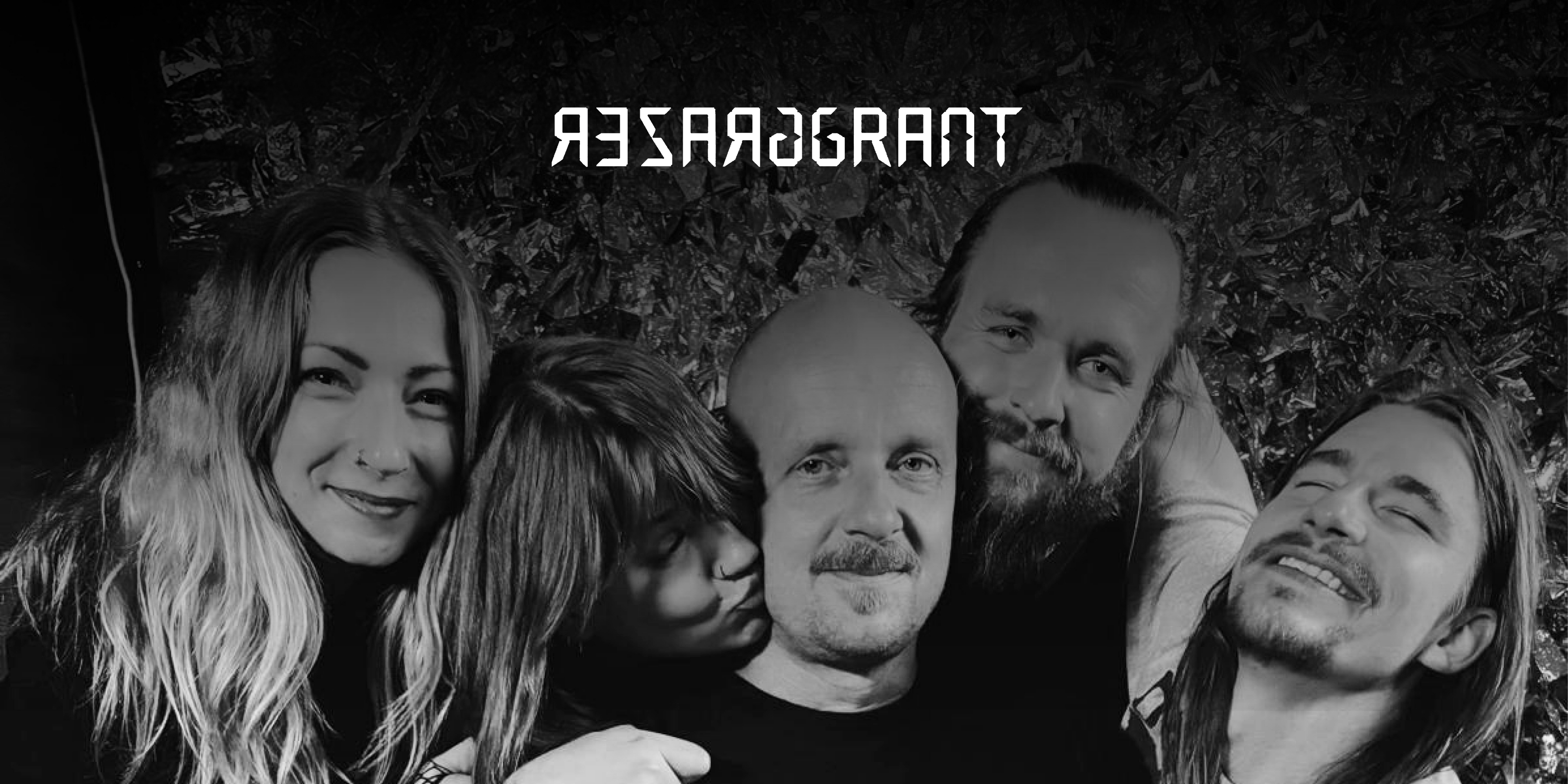 Die Band "Grazer Grant". 5 Personen, umarmen und küssen sich teilweise auf die Wange, blicken in die Kamera und lachen. Oben in der Mitte das Logo der Band.