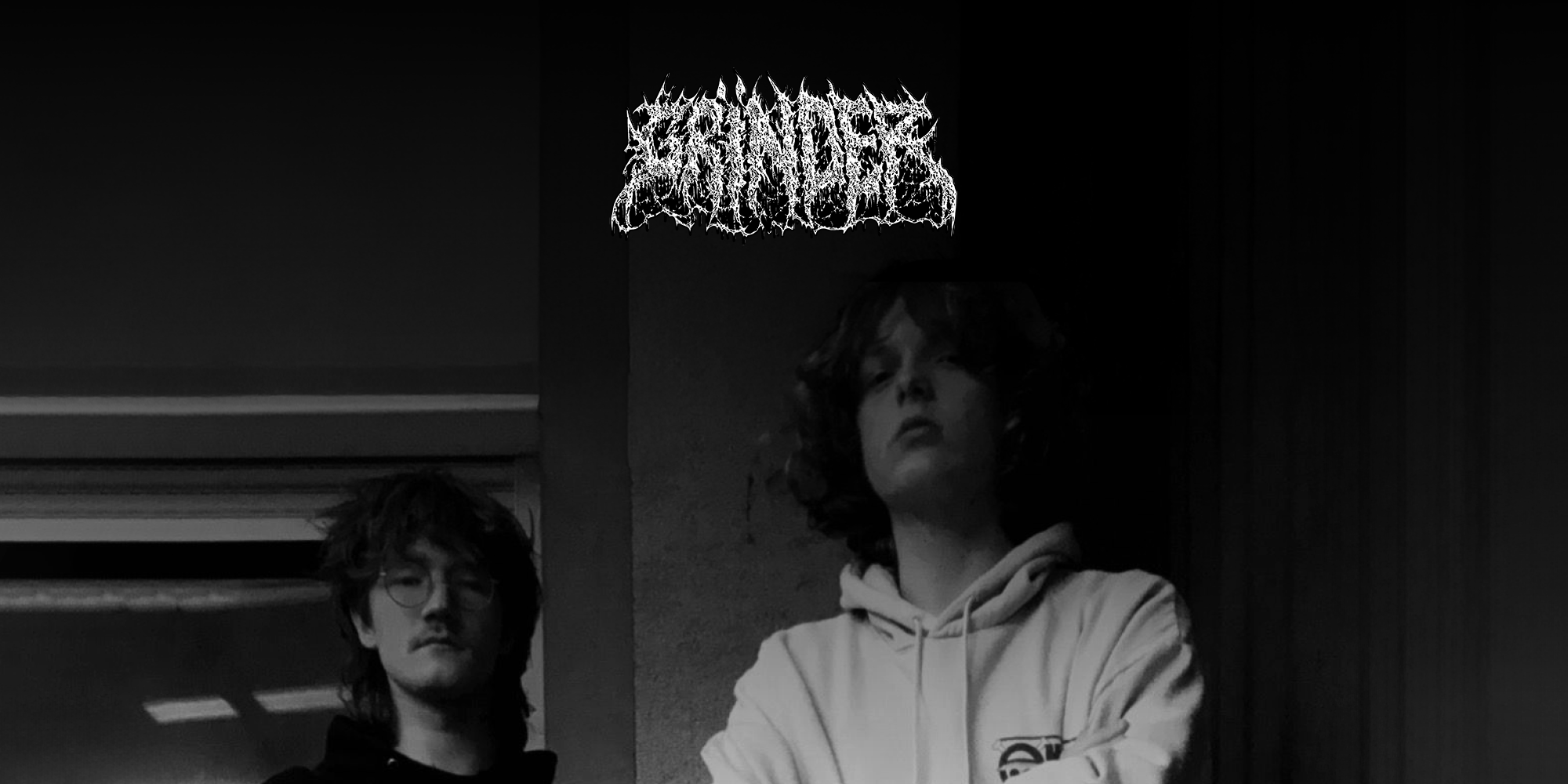 Die beiden Mitglieder der Band "Grinder", darüber das Logo der Band