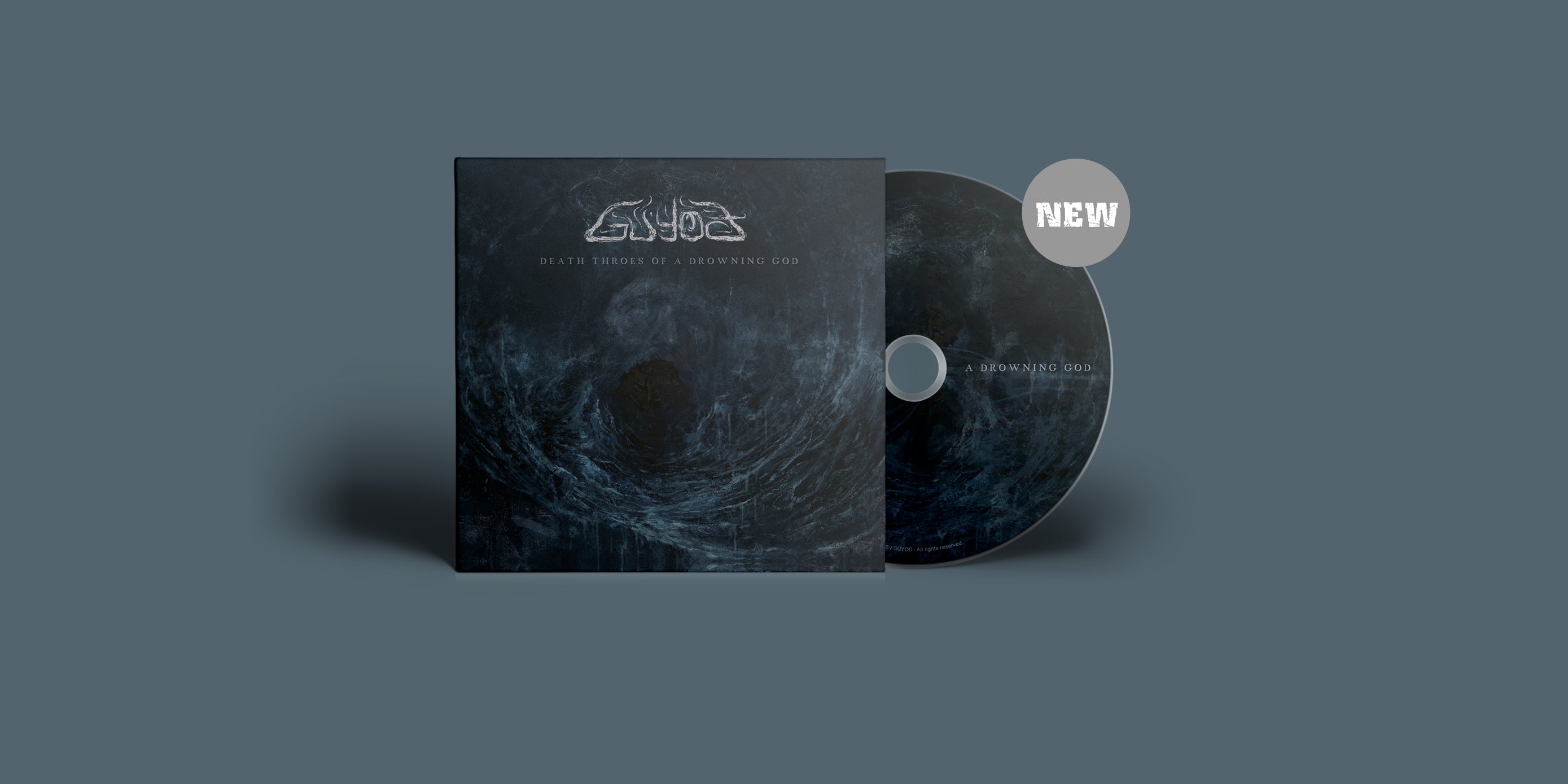 Das Album "Death Throes Of A Drowning God" der Band "Guyođ" auf CD. Dunkelblau-schwarzes CD-Cover und CD. Darauf ein grauer Störer mit dem Text "NEW".
