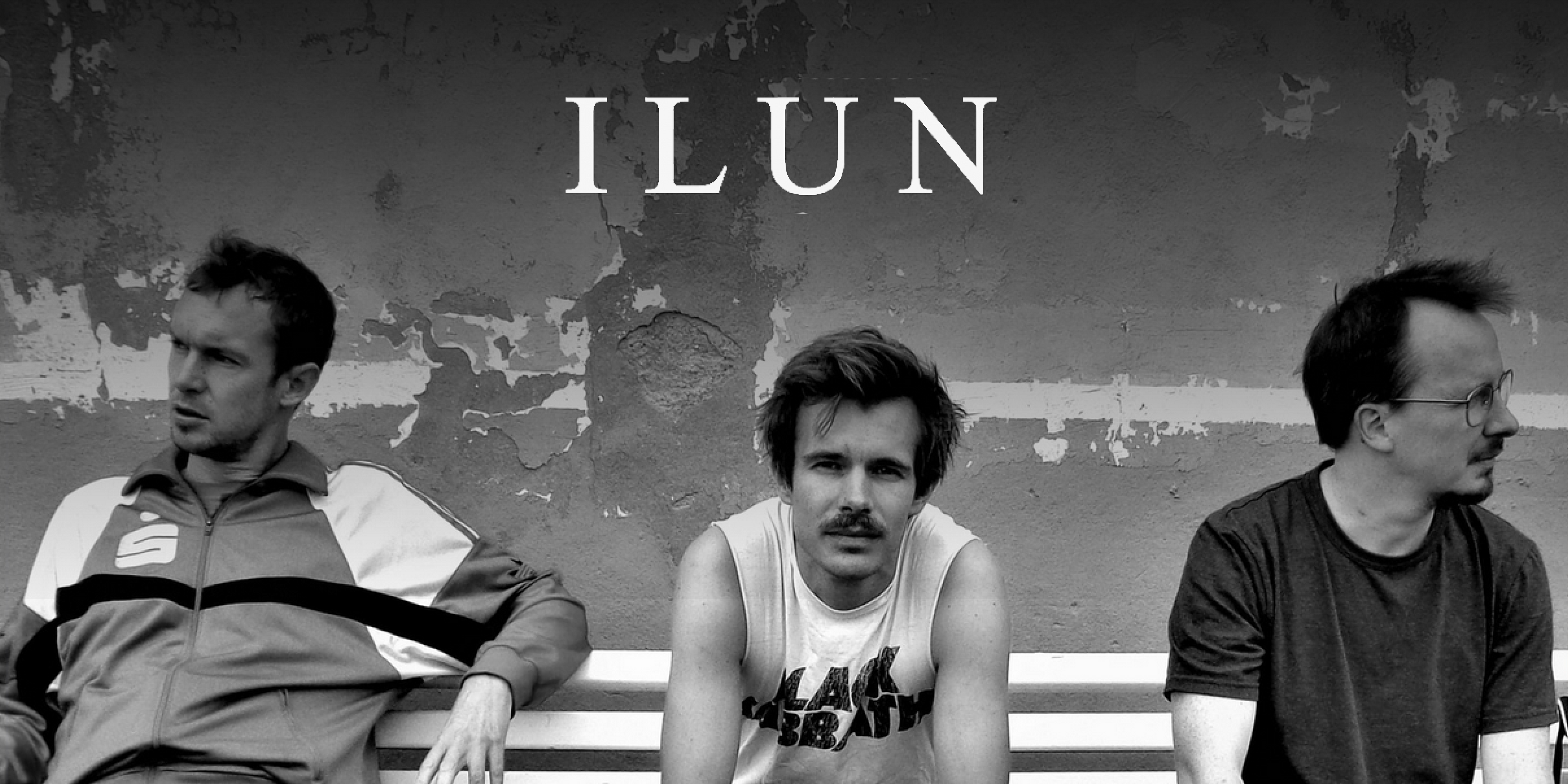 Die Band "Ilun". Drei Personen sitzen nebeneinander auf einer Bank, blicken in unterschiedliche Richtungen. Oben in der Mitte das Logo der Band.