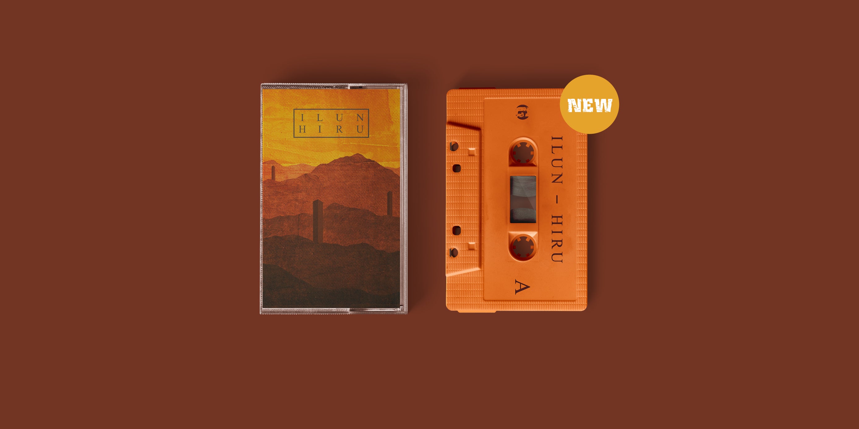 Das Album "Hiru" der Band "Ilun" auf Tape. Gelb-braunes Tape-Cover und oranges Tape. Darauf ein gelber Störer mit dem Text "NEW".