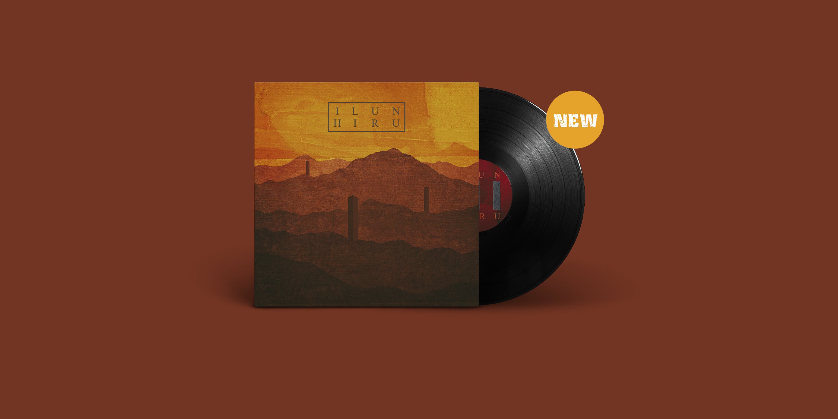 Das Album "Hiru" der Band "Ilun". Gelb-braunes Albumcover und schwarze Vinyl. Darauf ein gelber Störer mit dem Text "NEW".