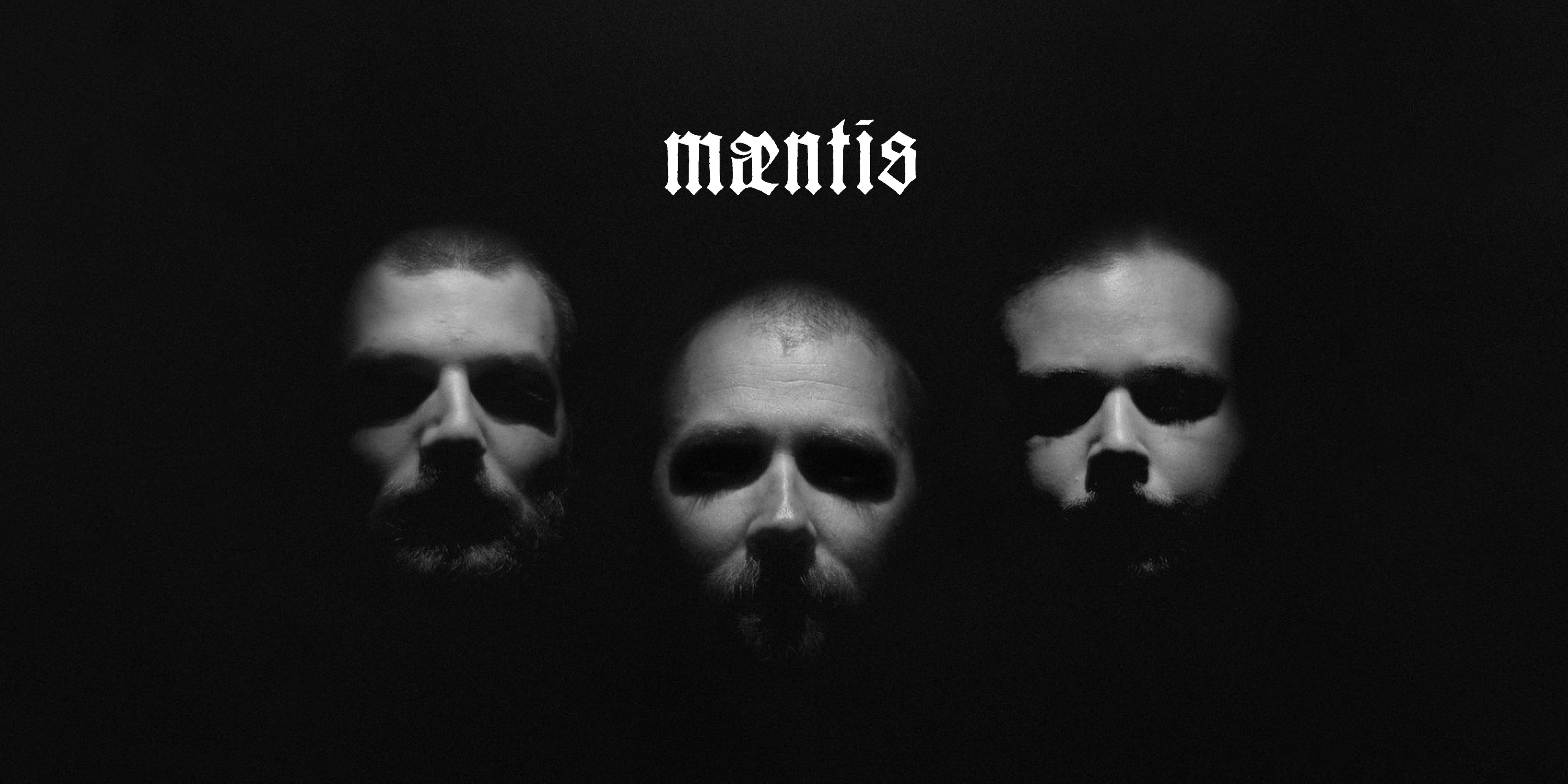 Die Band "Mæntis". Drei Gesichter ragen aus dem Schatten ins Licht. Oben in der Mitte das Logo der Band.