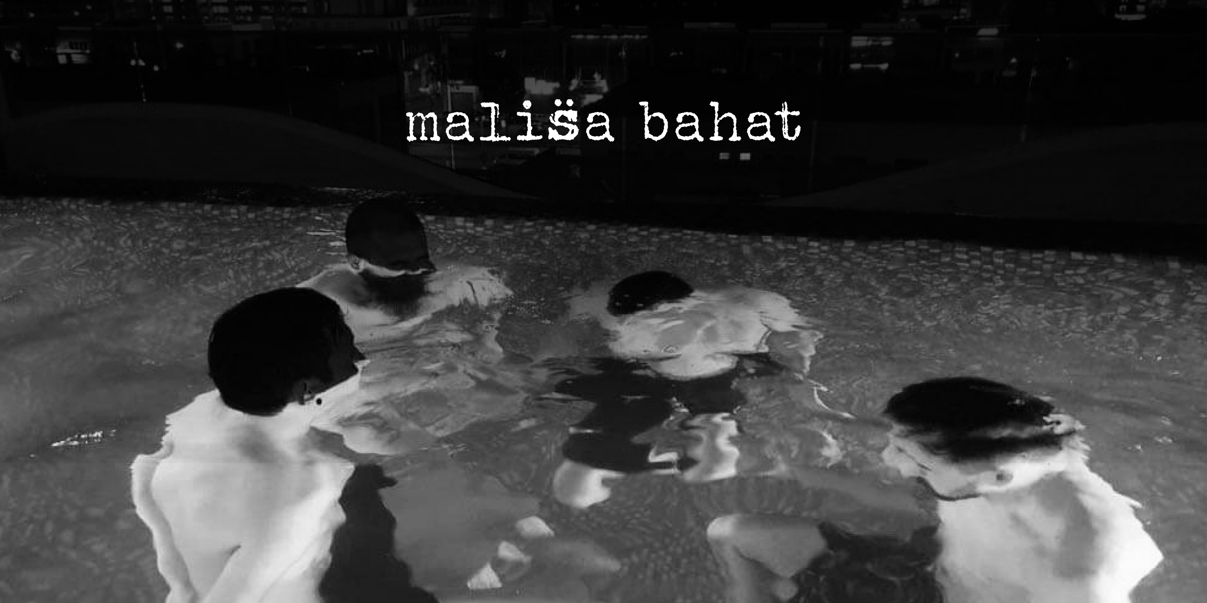 Die Band "Mališa Bahat". Vier Personen in einem Pool, teilweise untergetaucht. Oben in der Mitte das Logo der Band.