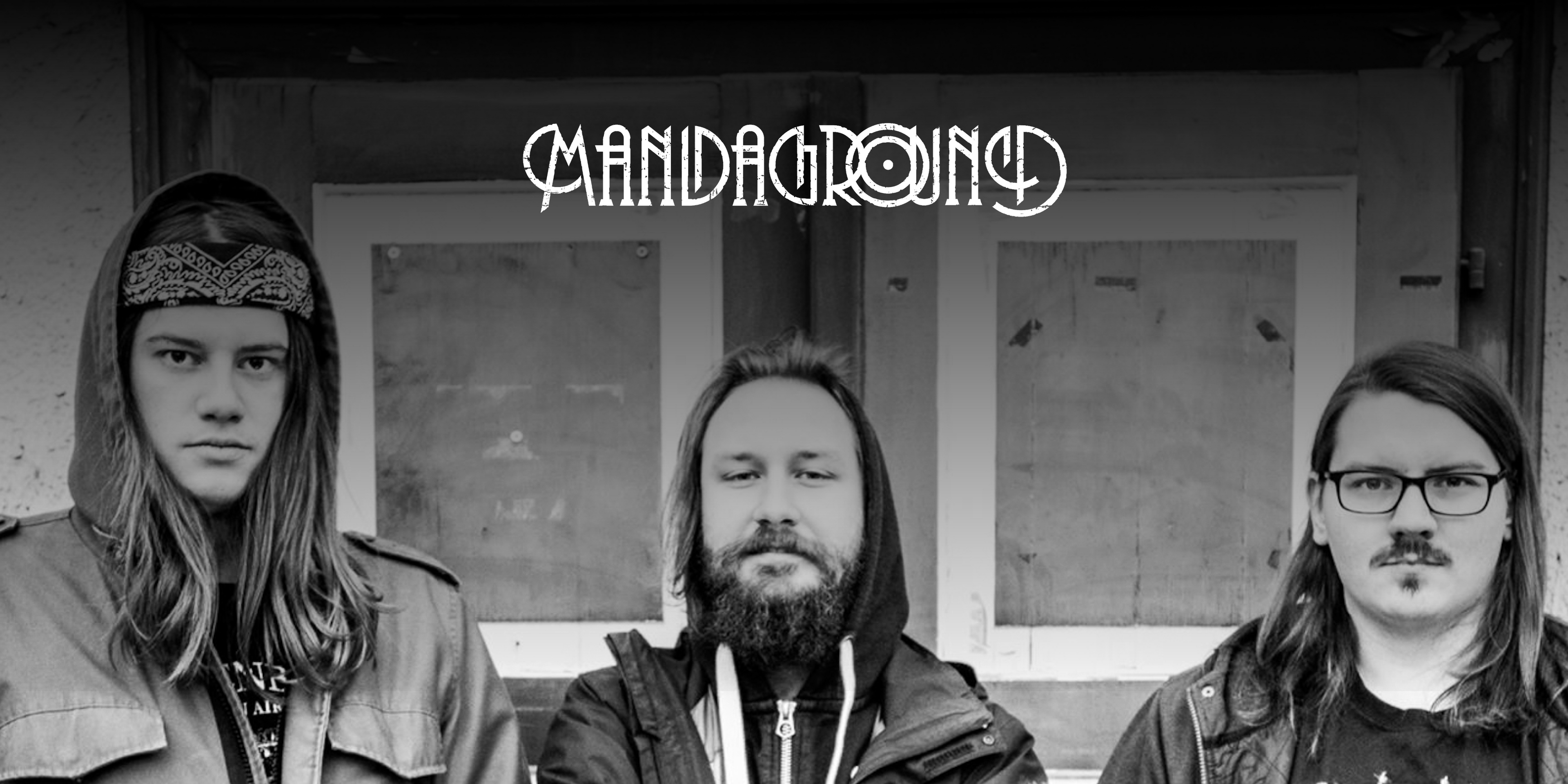 Die Band "Mandaground". Drei Personen stehen nebeneinander und blicken in die Kamera. Oben in der Mitte das Logo der Band.