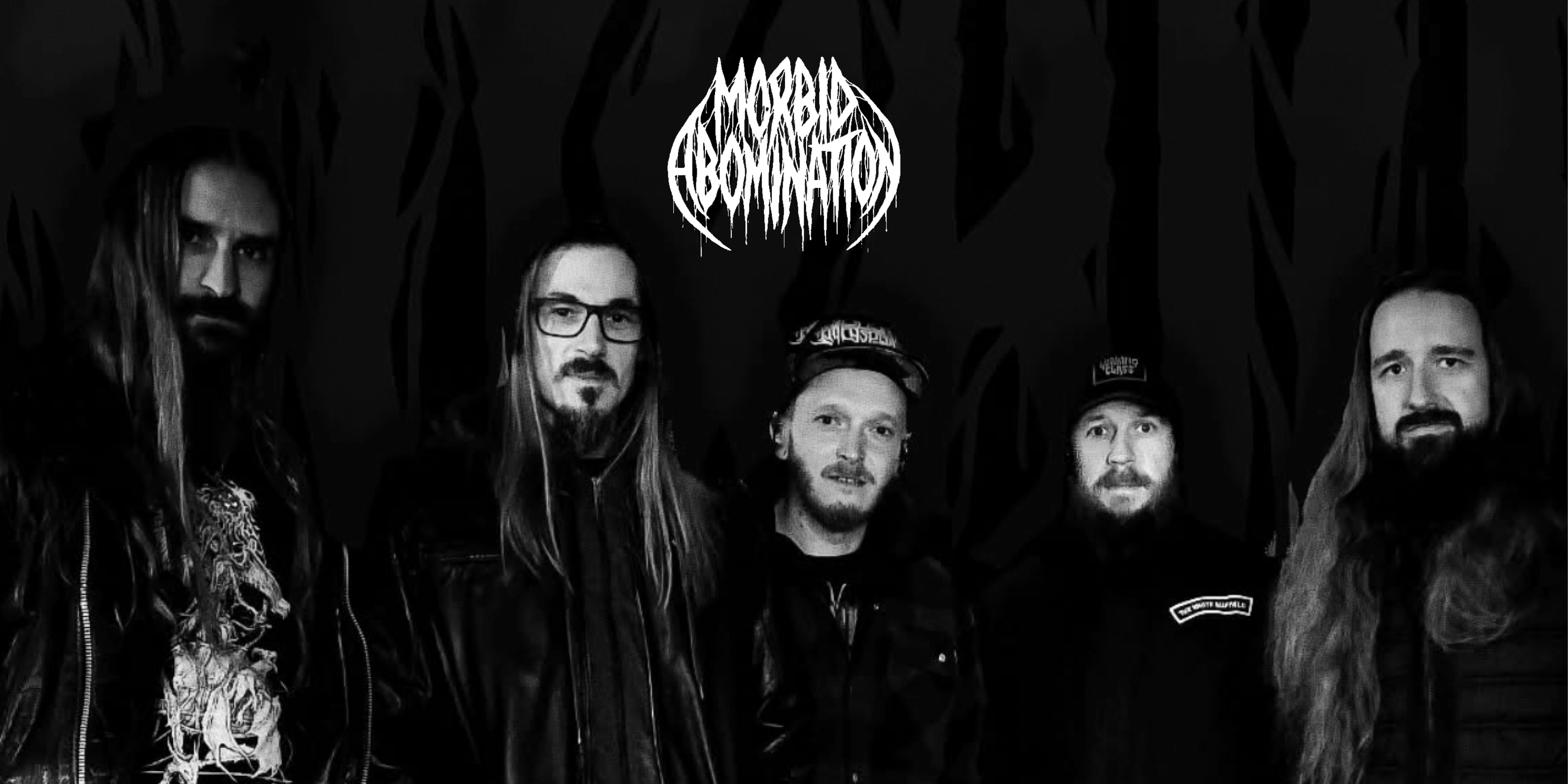 Die Band "Morbid Abomination". Fünf Personen blicken in die Kamera. Oben in der Mitte das Logo der Band.