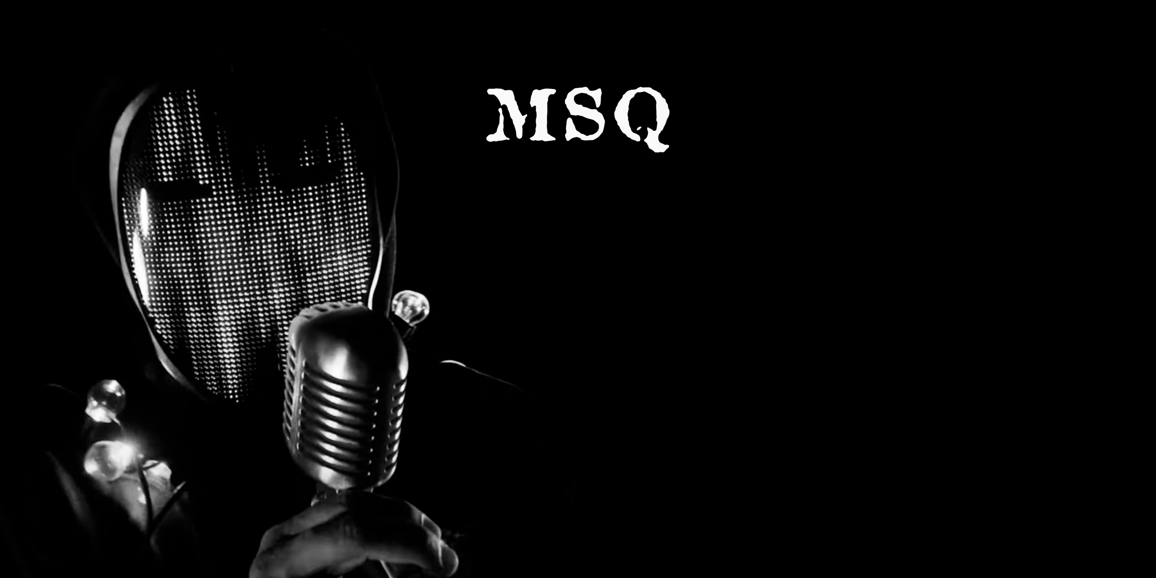 Der Künstler "Mossadeq". Er trägt eine Maske und eine Kapuze, in der Hand hält er ein Retro-Mikrofon. Oben in der Mitte das Logo "MSQ".