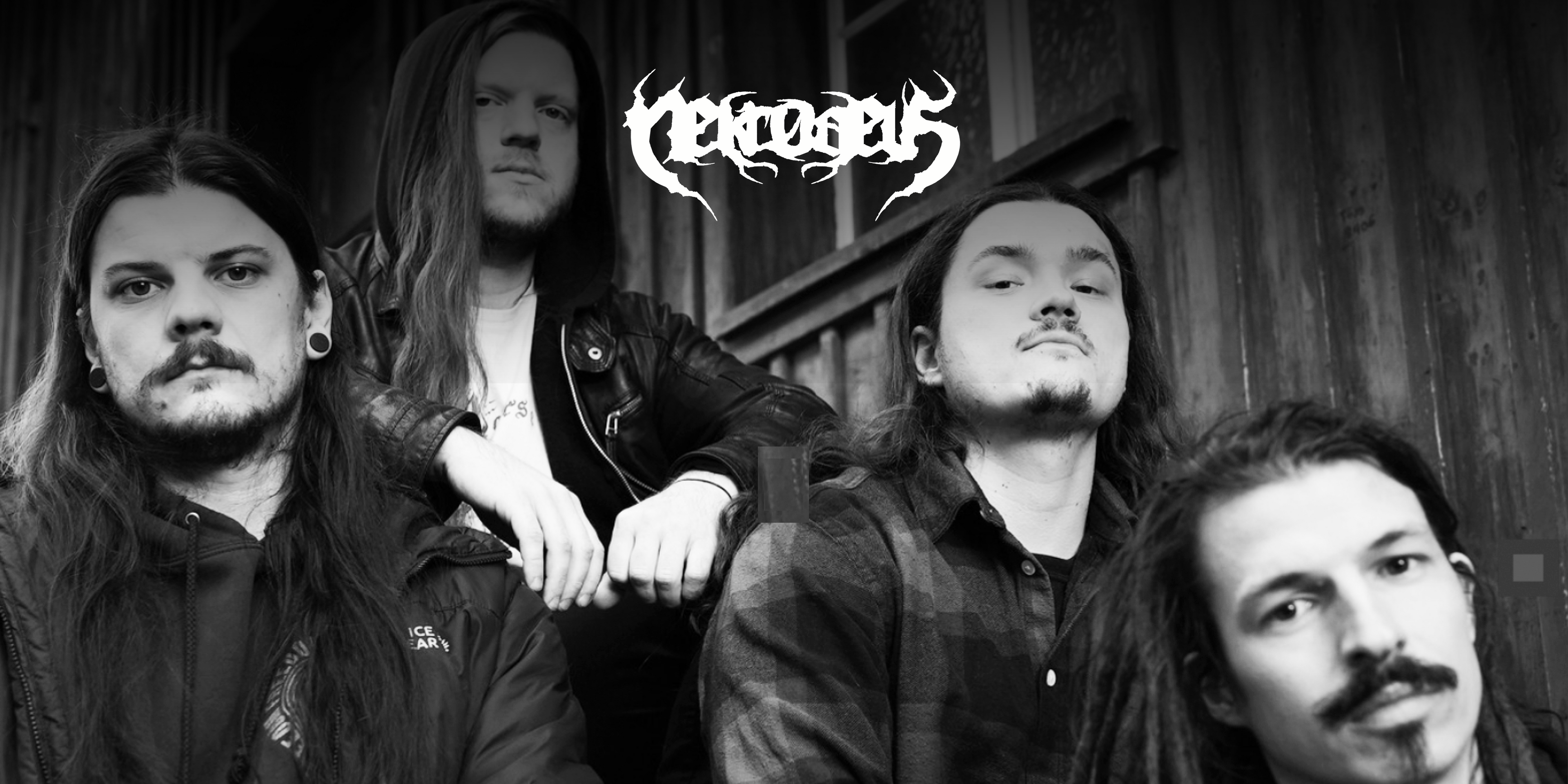 Die Band "Nekrodeus". Vier Personen sitzen nebeneinander auf einer Treppe, blicken in die Kamera. Oben in der Mitte das Logo der Band.