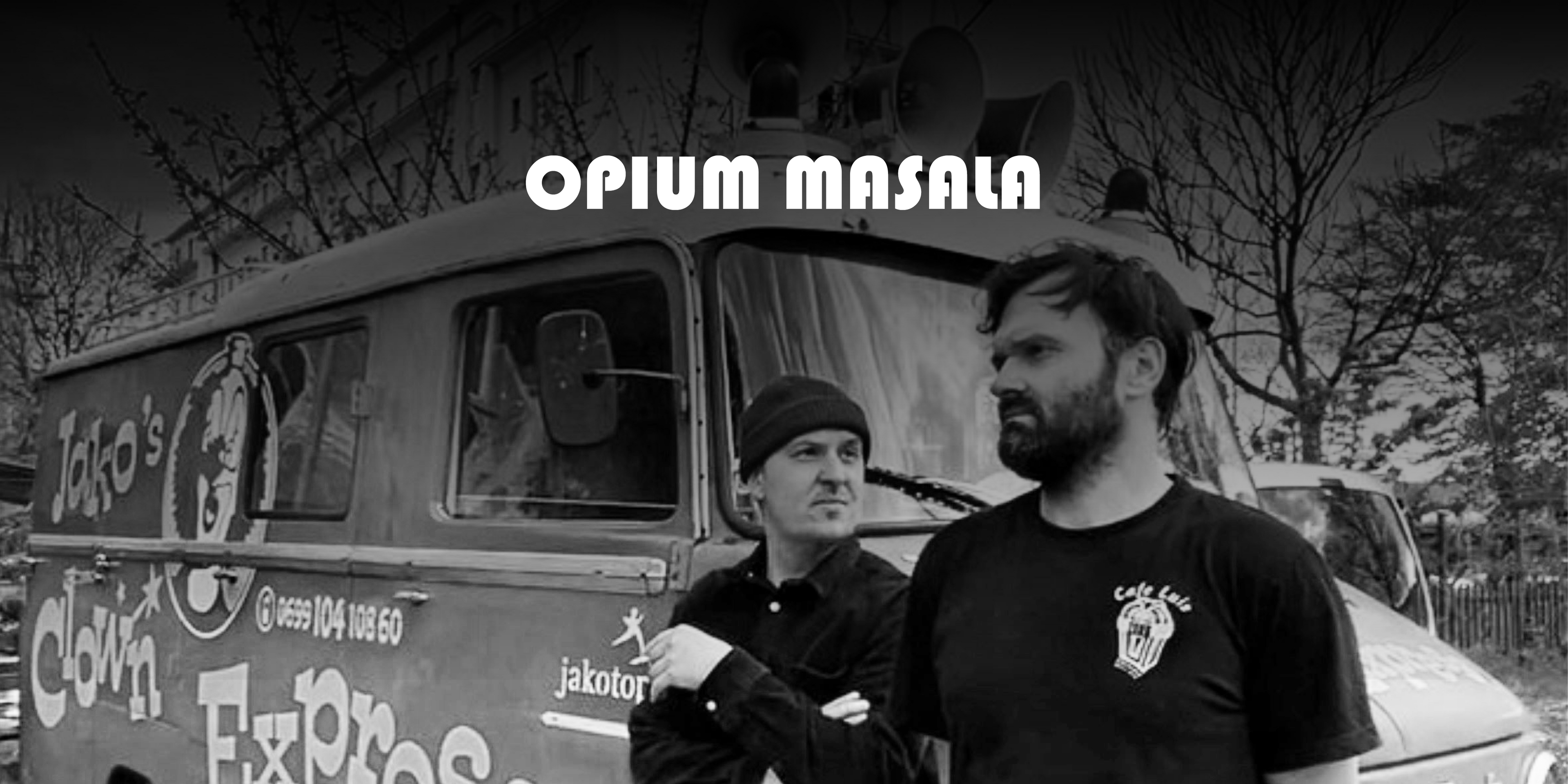 Die Band Opium Masala. Zwei Personen vor einem alten Auto, eine Person raucht. Oben in der Mitte das Logo der Band.