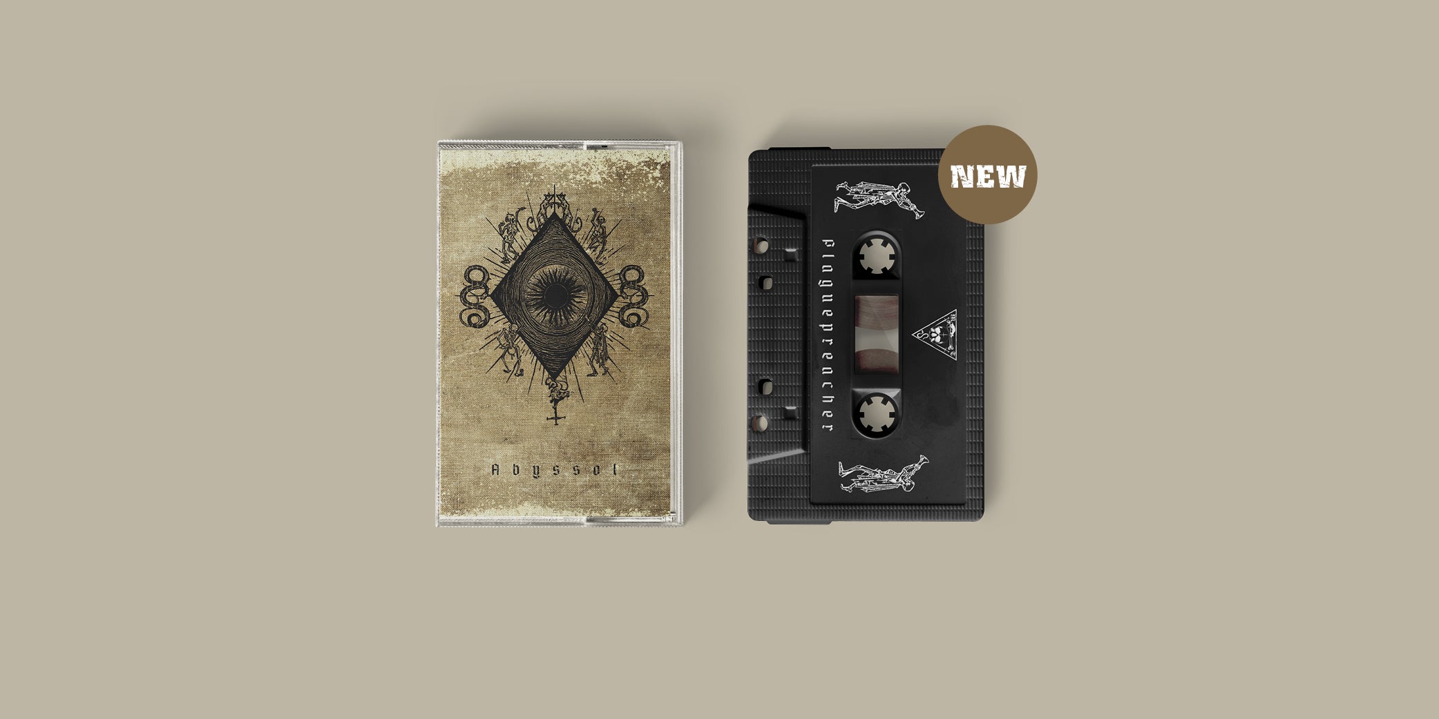 Das Album "Abyssol" der Band Plaguepreacher auf Tape. Braun-beiges Tape-Cover mit schwarzem Motiv, schwarzes Tape mit weißer Schrift. Rechts oben ein Störer mit dem Text "NEW".