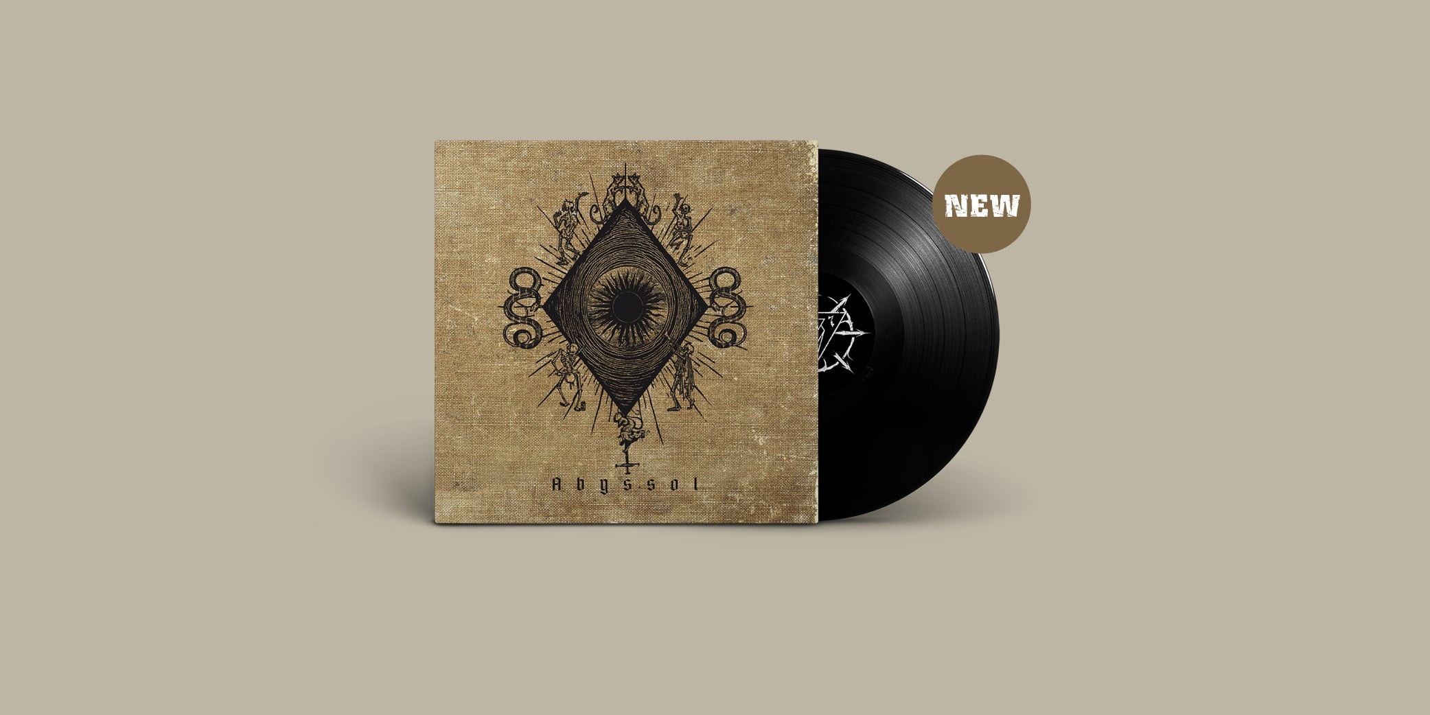 Das Album "Abyssol" der Band Plaguepreacher. Braun-beiges Vinyl-Cover mit schwarzem Motiv, schwarze Schallplatte. Rechts oben ein brauner Störer mit dem Text "NEW".