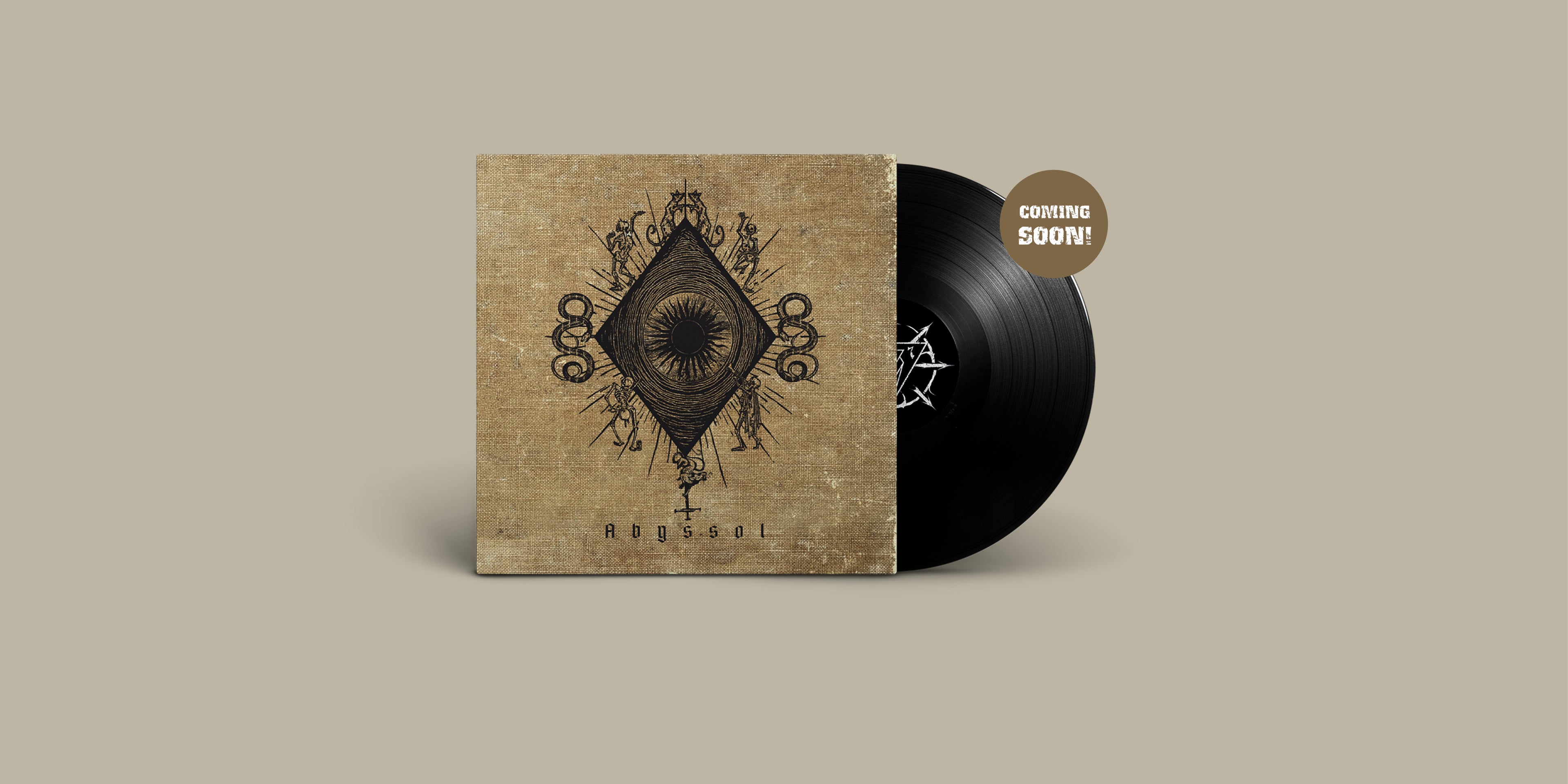 Braun-beiges Vinyl-Cover mit schwarzem Motiv, Album "Abyssol" der Band Plaguepreacher. Schwarze Schallplatte, brauner Störer mit dem Text "Coming Soon!"