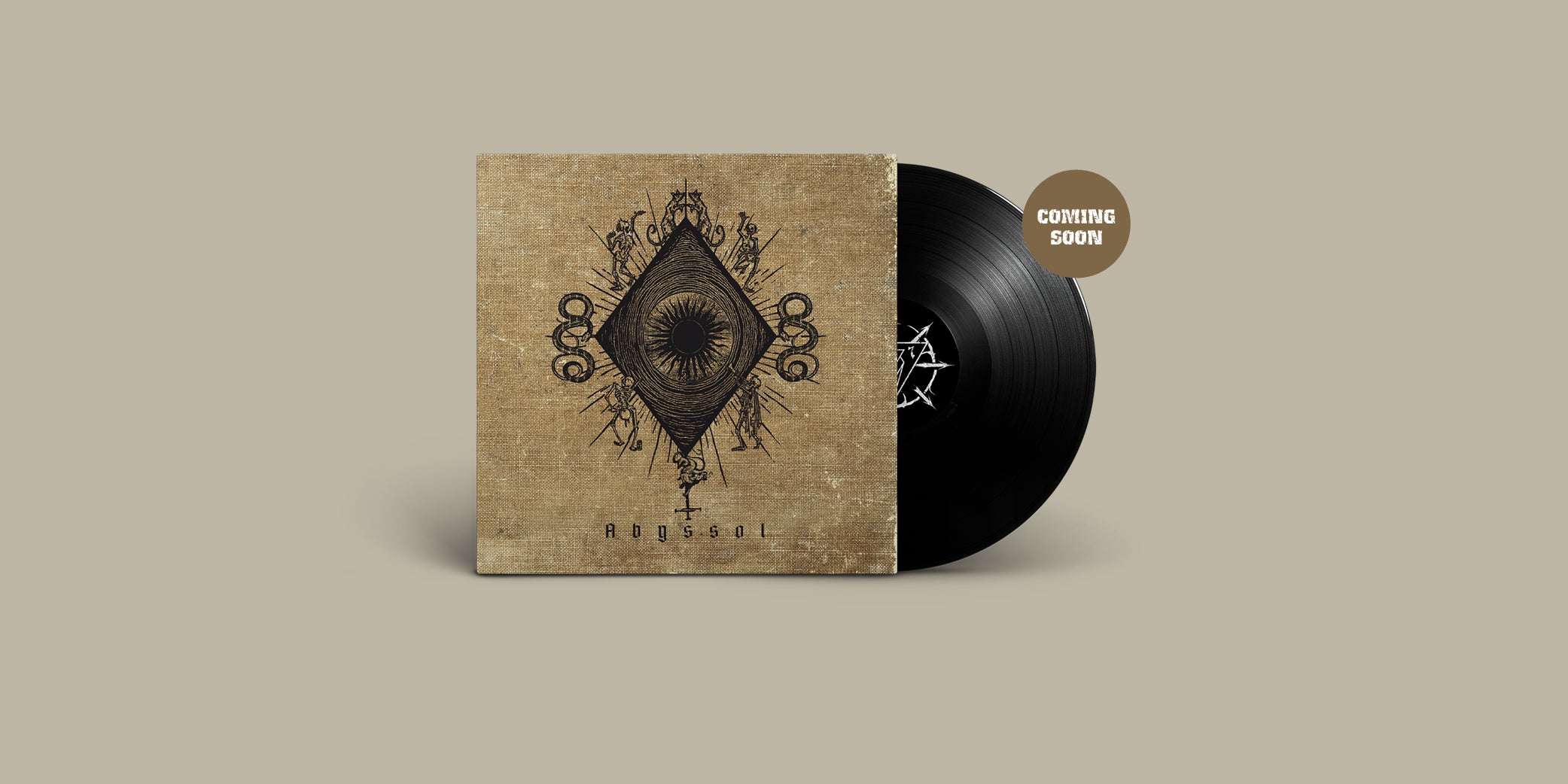 Das Album "Abyssol" der Band Plaguepreacher. Braun-beiges Vinyl-Cover mit schwarzem Motiv, schwarze Schallplatte. Rechts oben ein brauner Störer mit dem Text "Coming Soon".