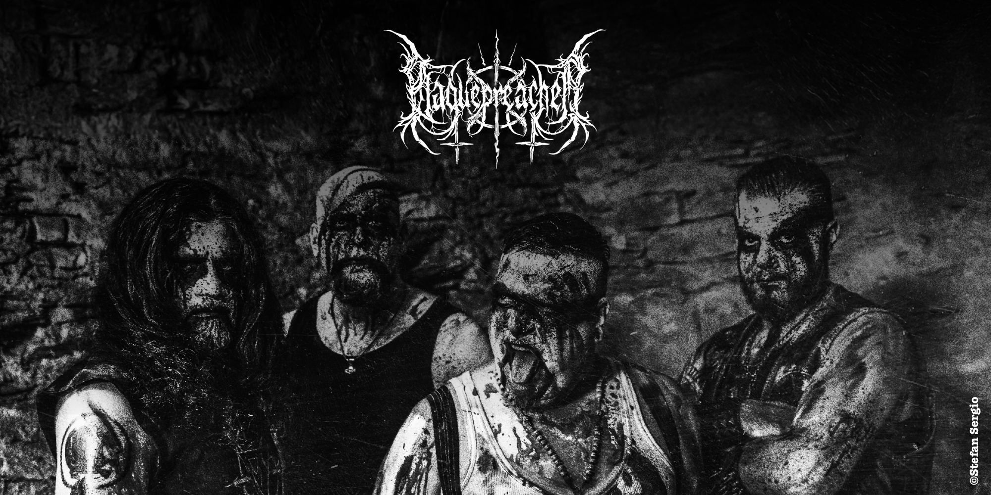 Die Band "Plaguepreacher". Vier Personen in Corpse Paint, drei blicken in die Kamera, eineblickt nach links und hat den Munde geöffnet, die Zunge herausgestreckt