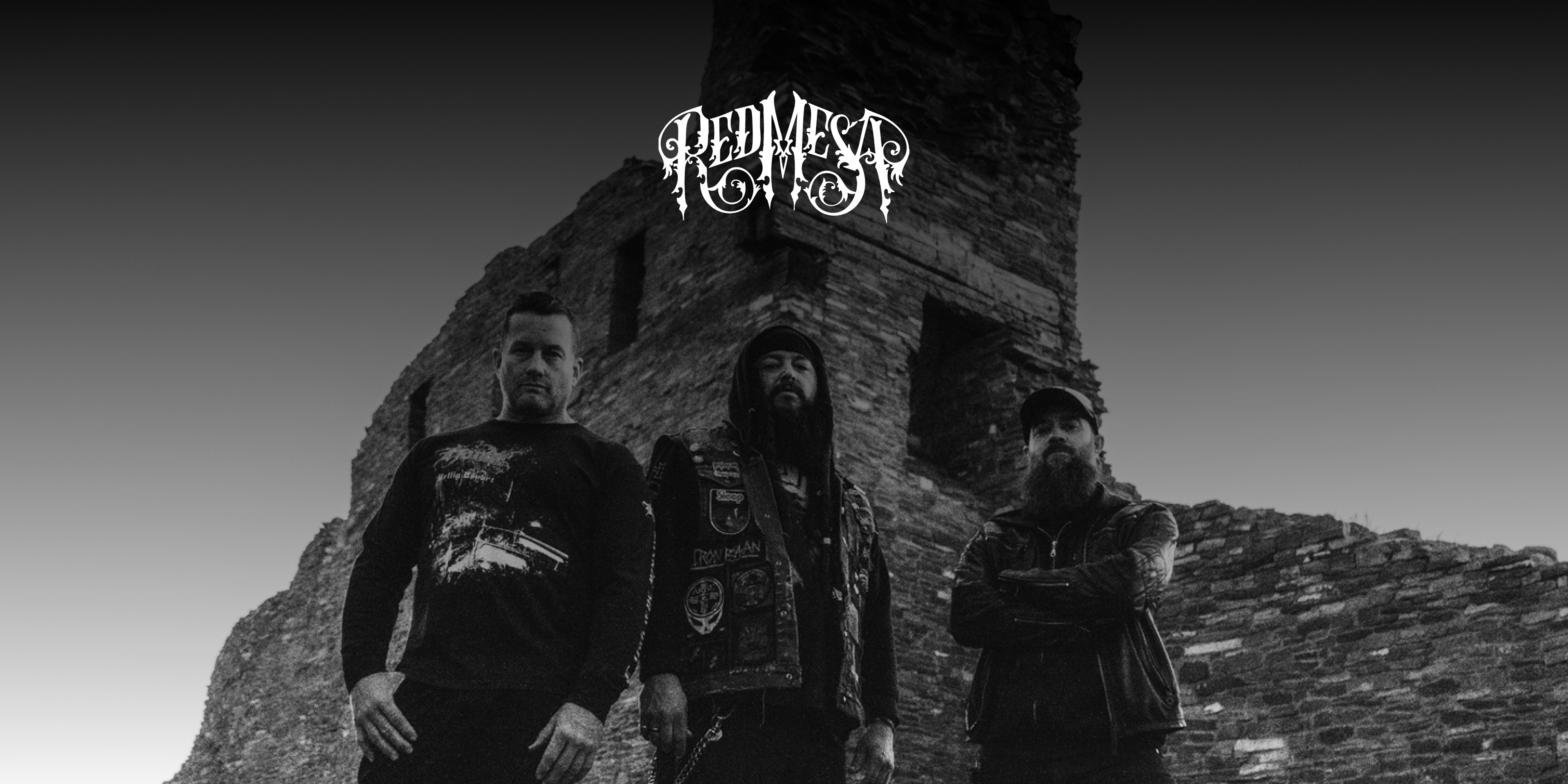 Die Band "Red Mesa". Drei Personen stehen von reiner Ruine, blicken in die Kamera.