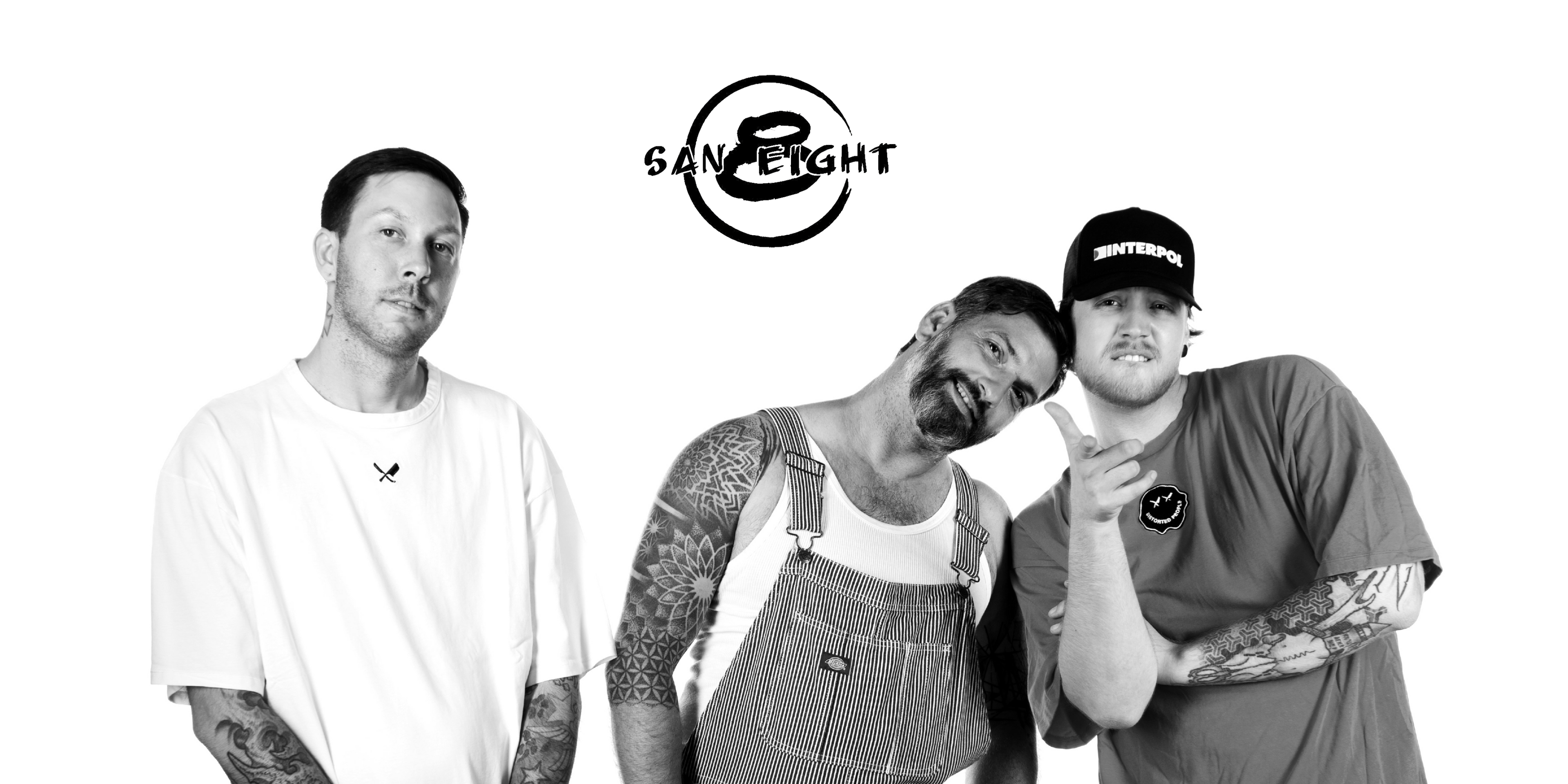 Die Band "San Eight". Drei Personen blicken in die Kamera, posieren miteinander. Oben in der Mitte das Logo der Band.