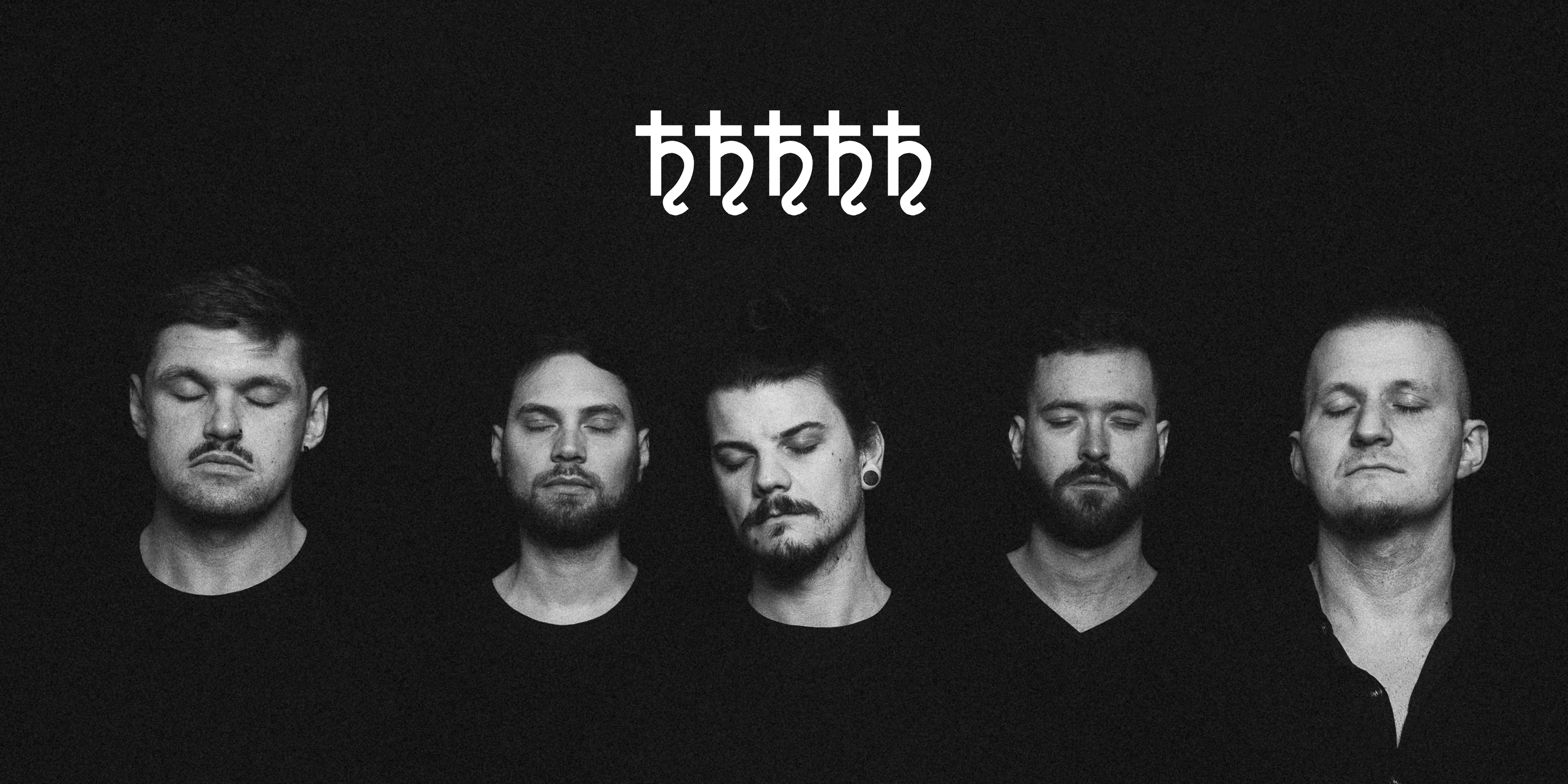 Die Band "Saturnists". Fünf Personen stehen nebeneinander mit geschlossenen Augen. Oben in der Mitte das Logo der Band.