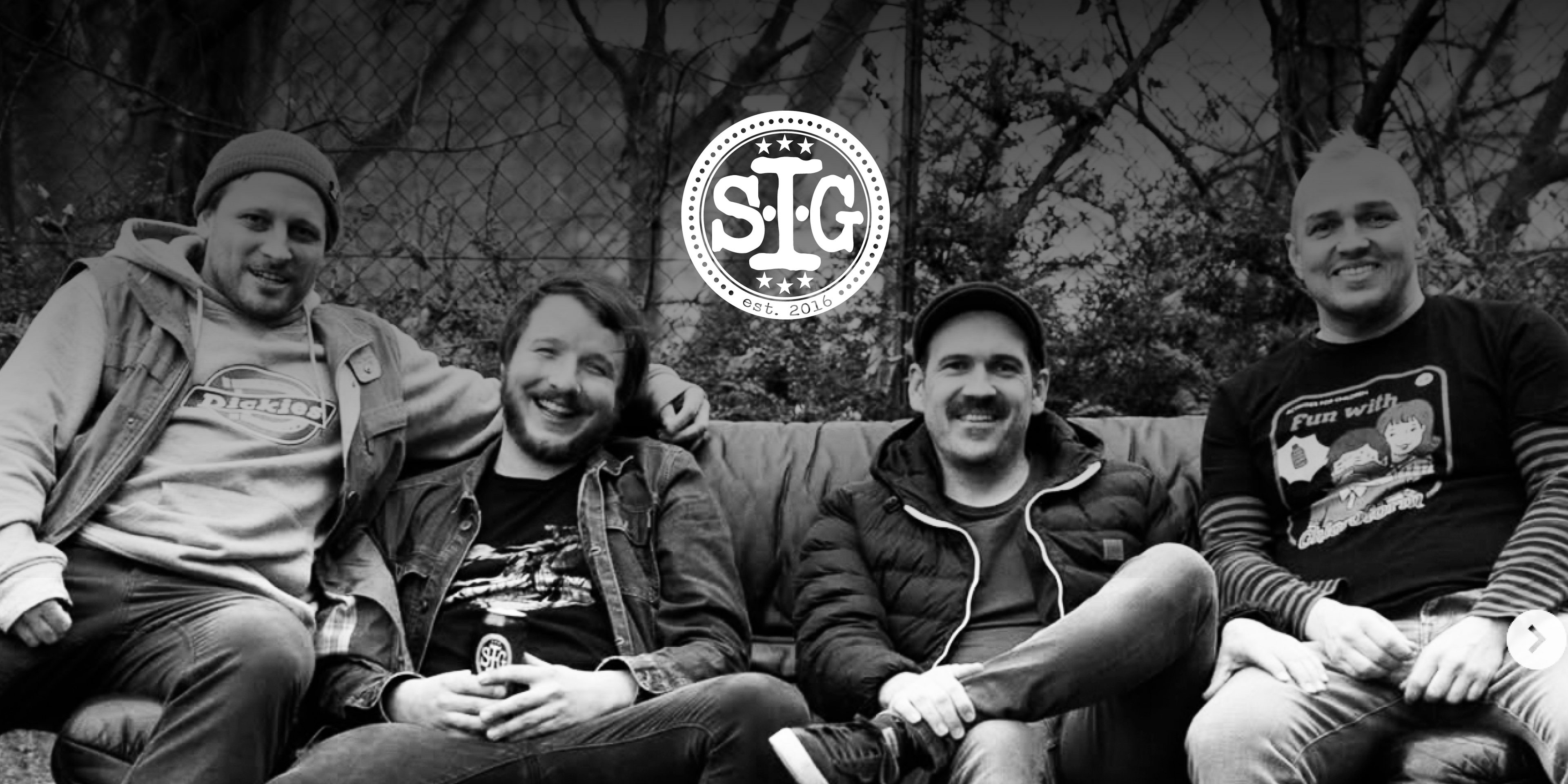 Die band "S.I.G.". Vier Personen sitzen auf einem Sofa im Freien, lachen in die Kamera. Oben in der Mitte das Logo der Band.