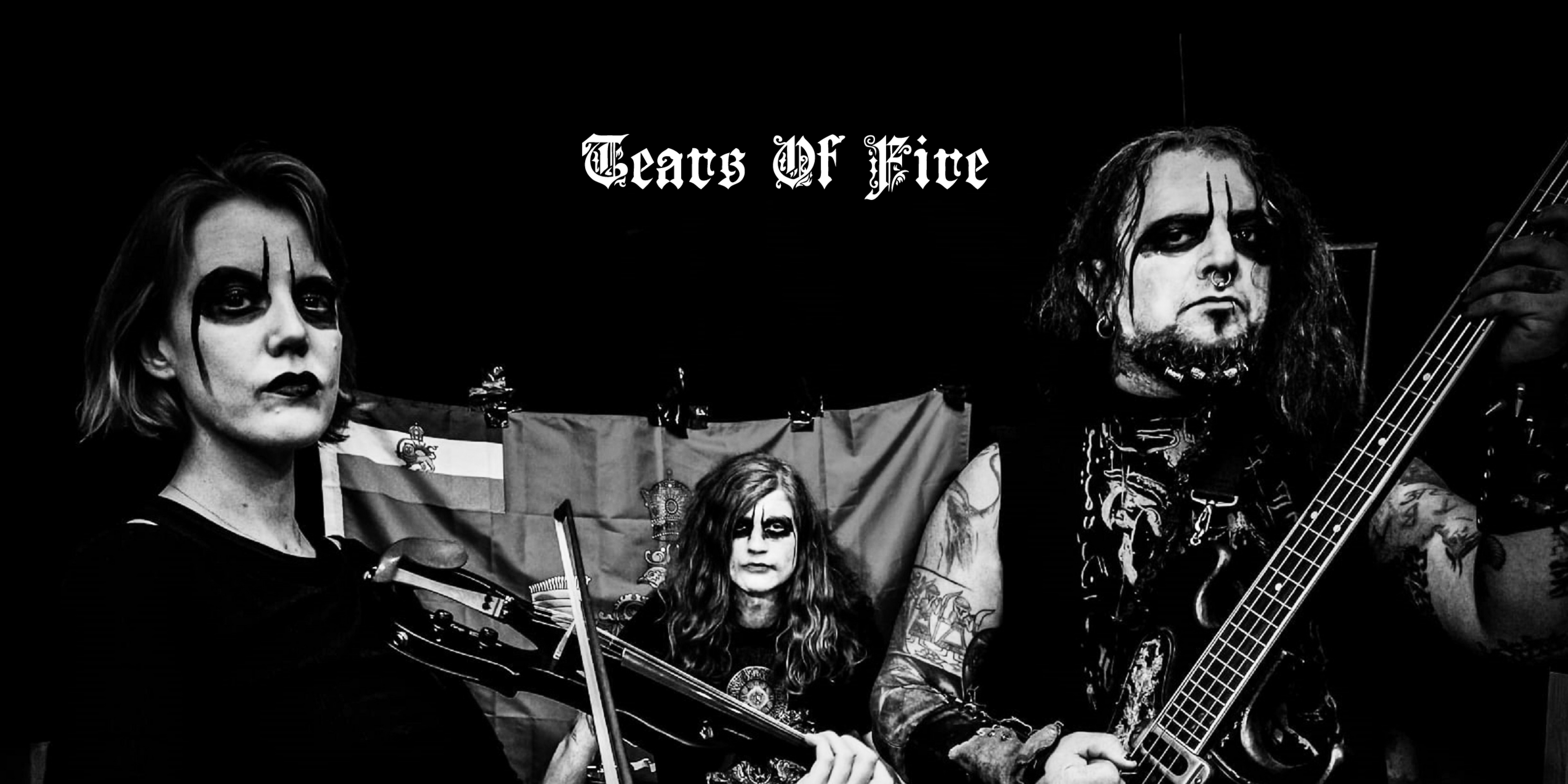 Die Band "Tears of Fire". Drei Personen, eine mittig im Hintergrund zwei im Vordergrund. Die linke Person hält eine Violine, die rechte Person einen Bass. Oben in der Mitte das Logo der Band.
