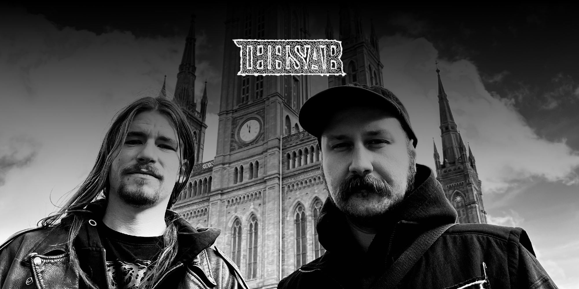 Die Band "Thosar", zwei Personen blicken in die Kamera, im Hintergrund ist eine Kirche. Darüber in der Mitte das Logo der Band 
