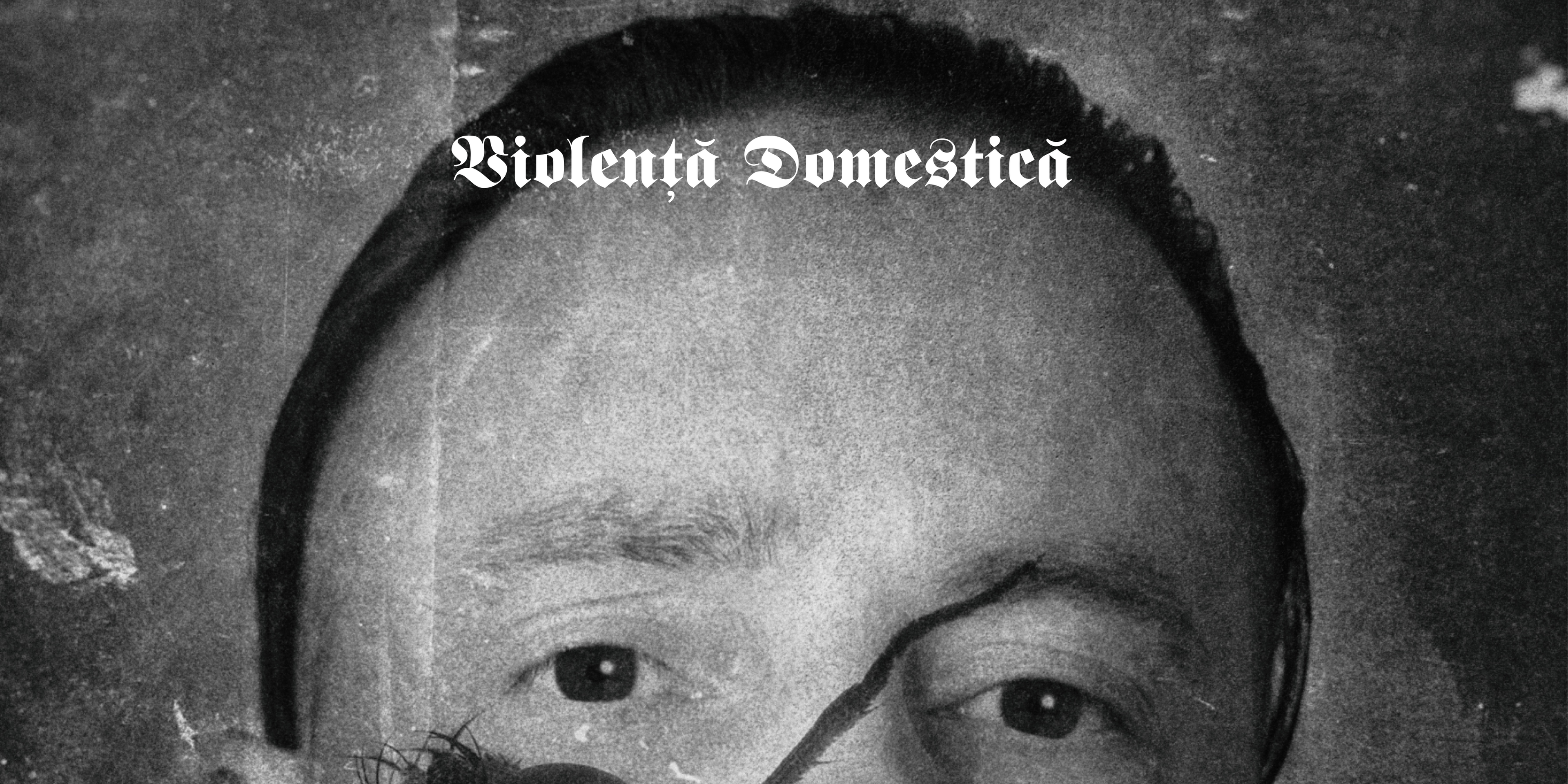 Der Künstler "Violenta Domestica", über seinem Gesicht liegt ein sehr großes Spinnenbein. Oben in der Mitte das Logo. 