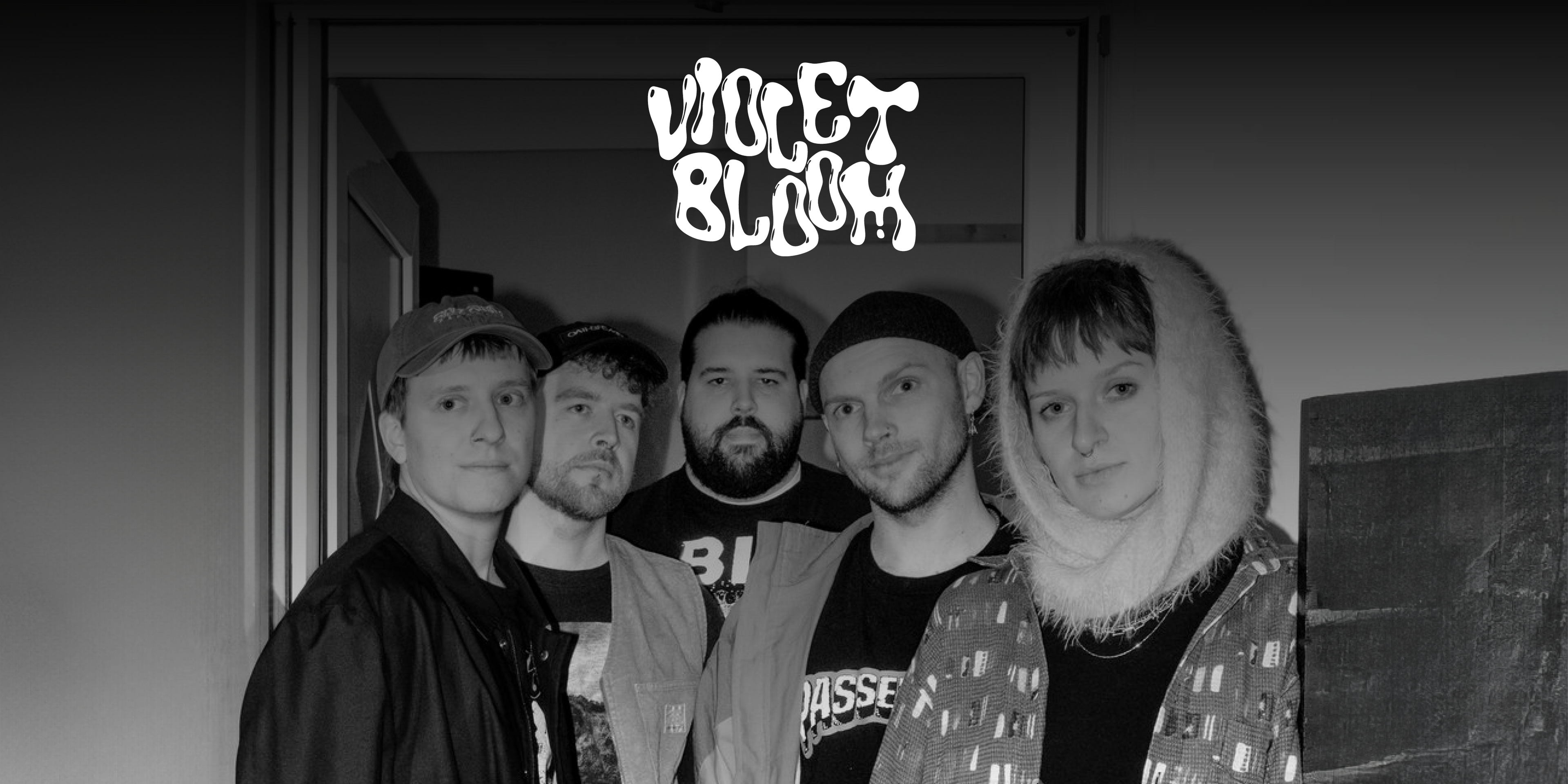 Die Band "Violet Bloom". Fünf Personen stehen vor einer Türöffnung und blicken in die Kamera.