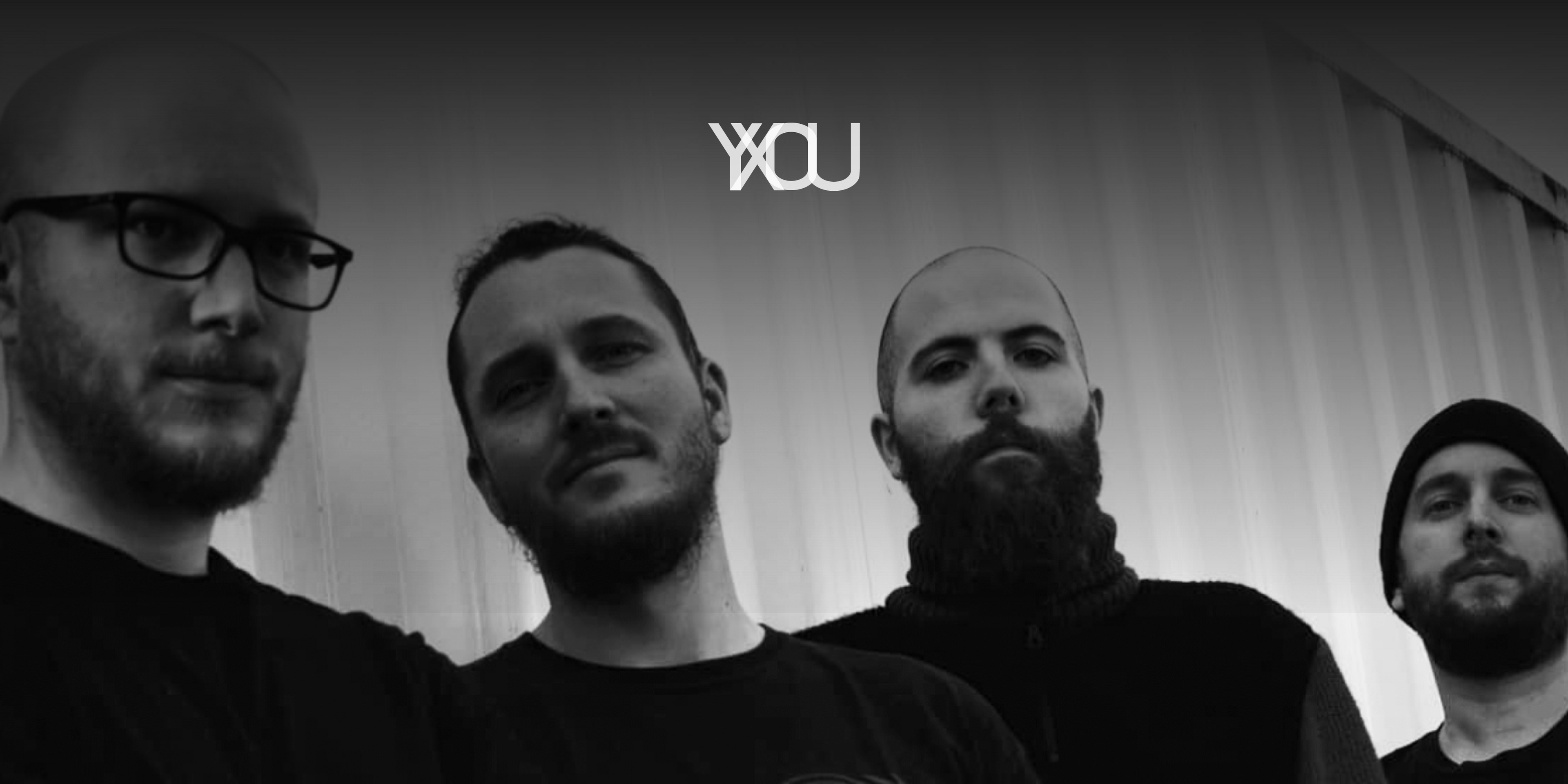 Die Band "YXOU". Vier Personen vor einem Container, blicken in die Kamera. Oben in der Mitte das Logo der Band.